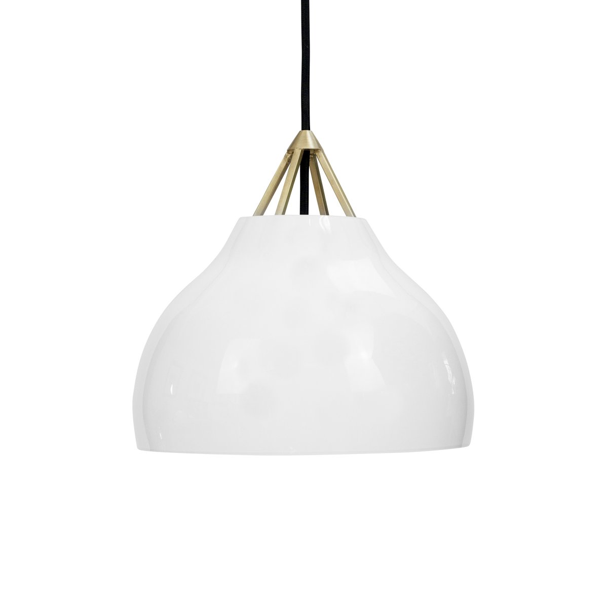 Pyra Ø30 Laiton suspension De Dyberg Larsen - Avec un diamètre de 29 cm et une hauteur de 30 cm, il s'intègre aussi bien dans les grandes que dans les petites pièces et le câble textile blanc de 3 mètres de long permet d'ajuster facilement la hauteur de suspension selon les besoins.