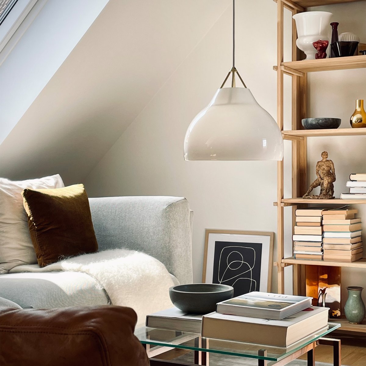 Pyra Ø30 Laiton suspension De Dyberg Larsen - Avec un diamètre de 29 cm et une hauteur de 30 cm, il s'intègre aussi bien dans les grandes que dans les petites pièces et le câble textile blanc de 3 mètres de long permet d'ajuster facilement la hauteur de suspension selon les besoins.