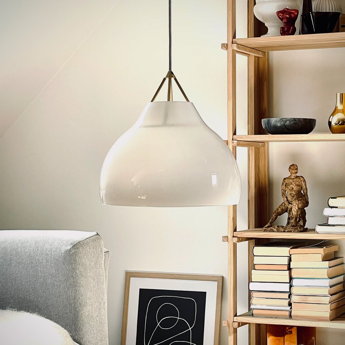 Pyra Ø30 Laiton suspension De Dyberg Larsen - Avec un diamètre de 29 cm et une hauteur de 30 cm, il s'intègre aussi bien dans les grandes que dans les petites pièces et le câble textile blanc de 3 mètres de long permet d'ajuster facilement la hauteur de suspension selon les besoins.