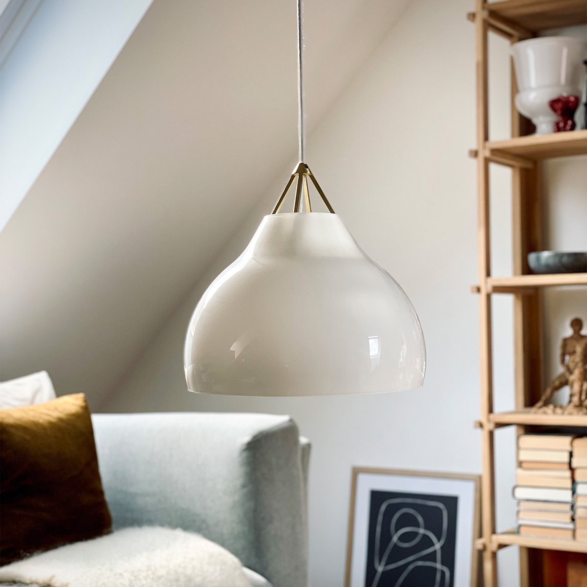 Pyra Ø30 Laiton suspension De Dyberg Larsen - Avec un diamètre de 29 cm et une hauteur de 30 cm, il s'intègre aussi bien dans les grandes que dans les petites pièces et le câble textile blanc de 3 mètres de long permet d'ajuster facilement la hauteur de suspension selon les besoins.