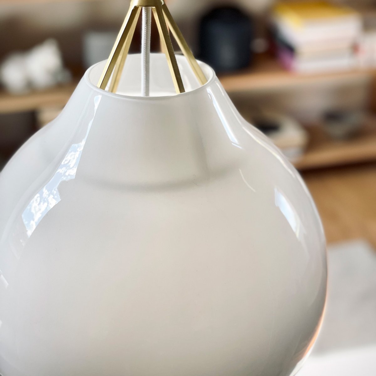 Pyra Ø30 Laiton suspension De Dyberg Larsen - Avec un diamètre de 29 cm et une hauteur de 30 cm, il s'intègre aussi bien dans les grandes que dans les petites pièces et le câble textile blanc de 3 mètres de long permet d'ajuster facilement la hauteur de suspension selon les besoins.