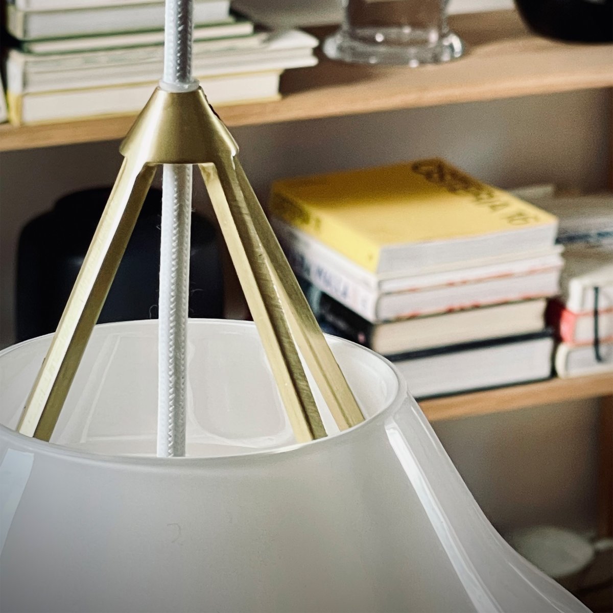 Pyra Ø30 Laiton suspension De Dyberg Larsen - Avec un diamètre de 29 cm et une hauteur de 30 cm, il s'intègre aussi bien dans les grandes que dans les petites pièces et le câble textile blanc de 3 mètres de long permet d'ajuster facilement la hauteur de suspension selon les besoins.