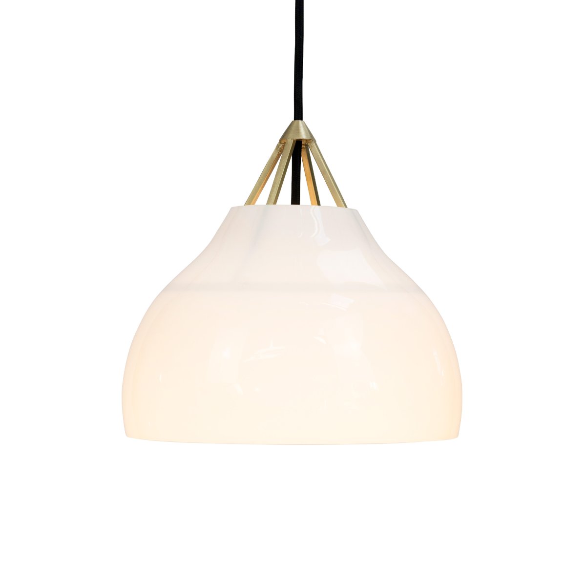 Pyra Ø30 Laiton suspension De Dyberg Larsen - Avec un diamètre de 29 cm et une hauteur de 30 cm, il s'intègre aussi bien dans les grandes que dans les petites pièces et le câble textile blanc de 3 mètres de long permet d'ajuster facilement la hauteur de suspension selon les besoins.