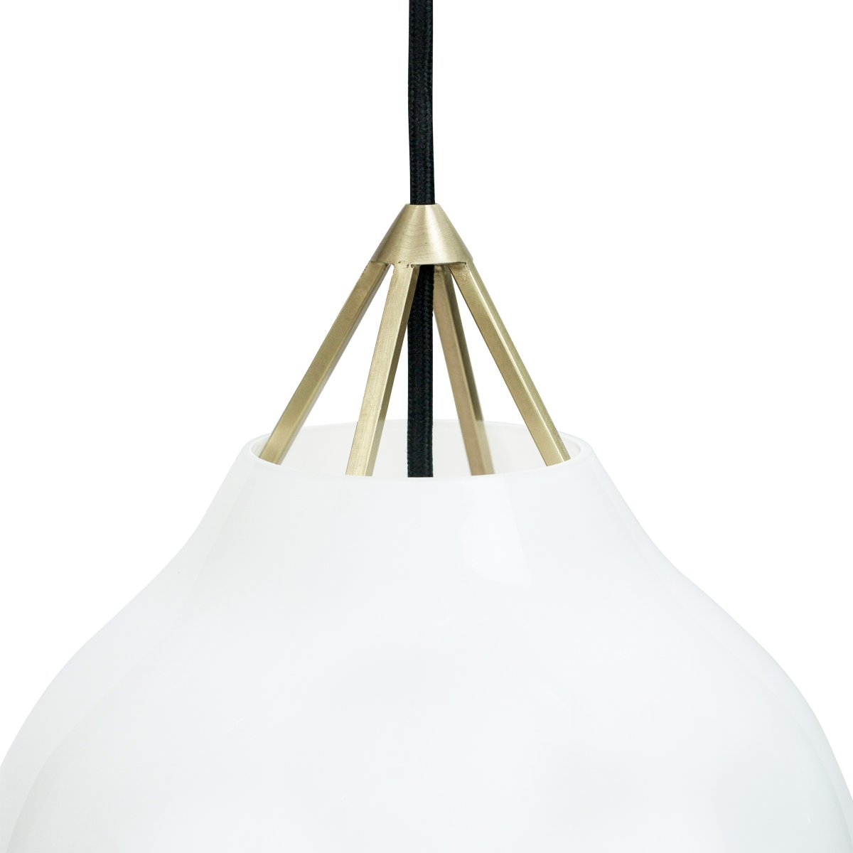 Pyra Ø30 Laiton suspension De Dyberg Larsen - Avec un diamètre de 29 cm et une hauteur de 30 cm, il s'intègre aussi bien dans les grandes que dans les petites pièces et le câble textile blanc de 3 mètres de long permet d'ajuster facilement la hauteur de suspension selon les besoins.