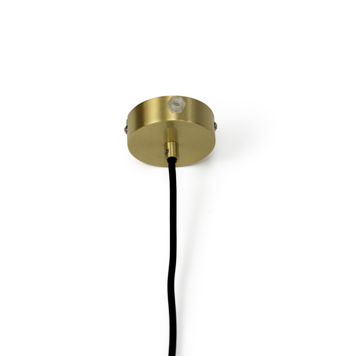 Pyra Ø30 Laiton suspension De Dyberg Larsen - Avec un diamètre de 29 cm et une hauteur de 30 cm, il s'intègre aussi bien dans les grandes que dans les petites pièces et le câble textile blanc de 3 mètres de long permet d'ajuster facilement la hauteur de suspension selon les besoins.