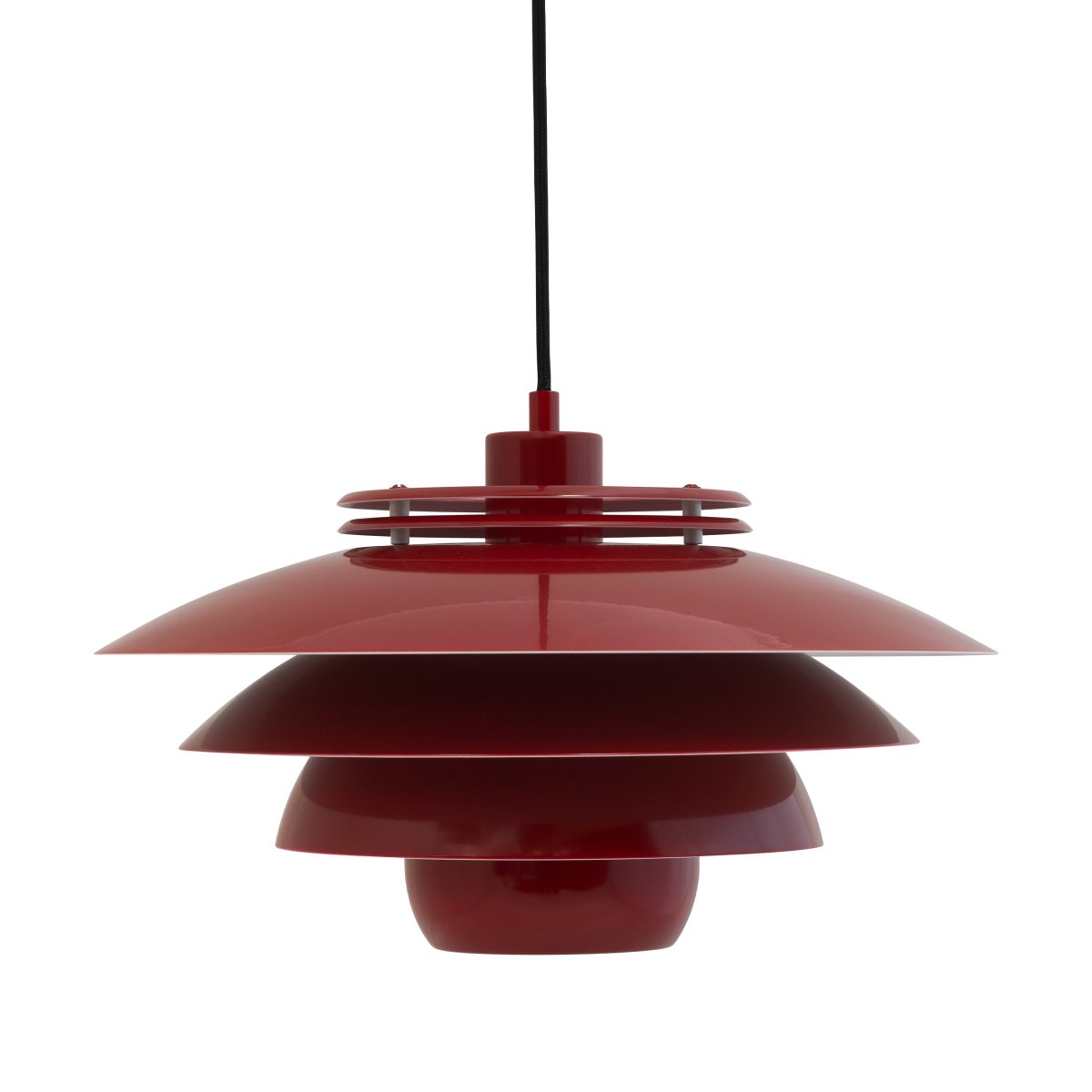 Ejka Ø38 Rouge foncé suspension De Dyberg Larsen - Avec ses quatre nuances et sa couleur rouge profond, il souligne un int&eacute;rieur moderne tout en cr&eacute;ant un contraste subtil avec les couleurs de la maison.