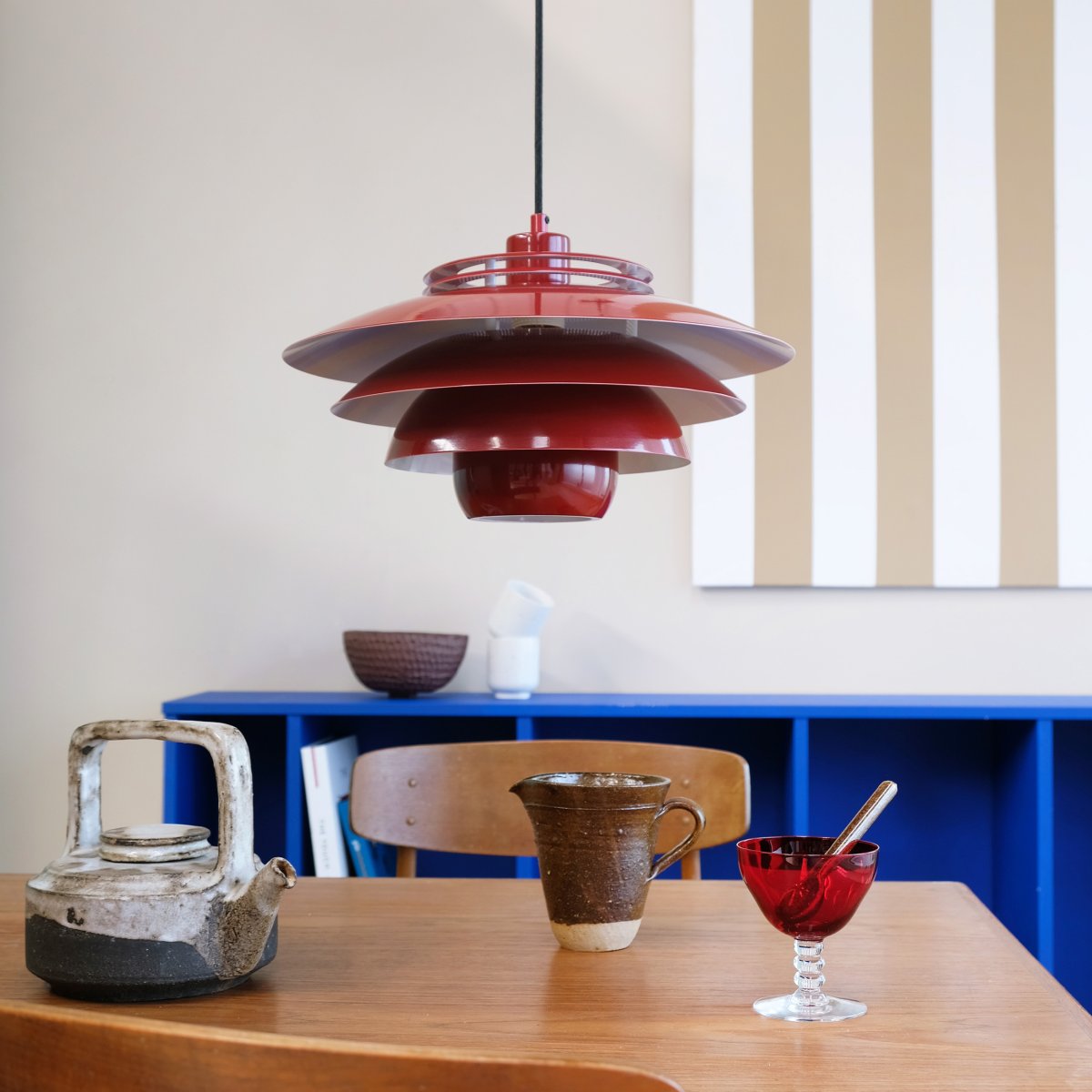 Ejka Ø38 Rouge foncé suspension De Dyberg Larsen - Avec ses quatre nuances et sa couleur rouge profond, il souligne un int&eacute;rieur moderne tout en cr&eacute;ant un contraste subtil avec les couleurs de la maison.