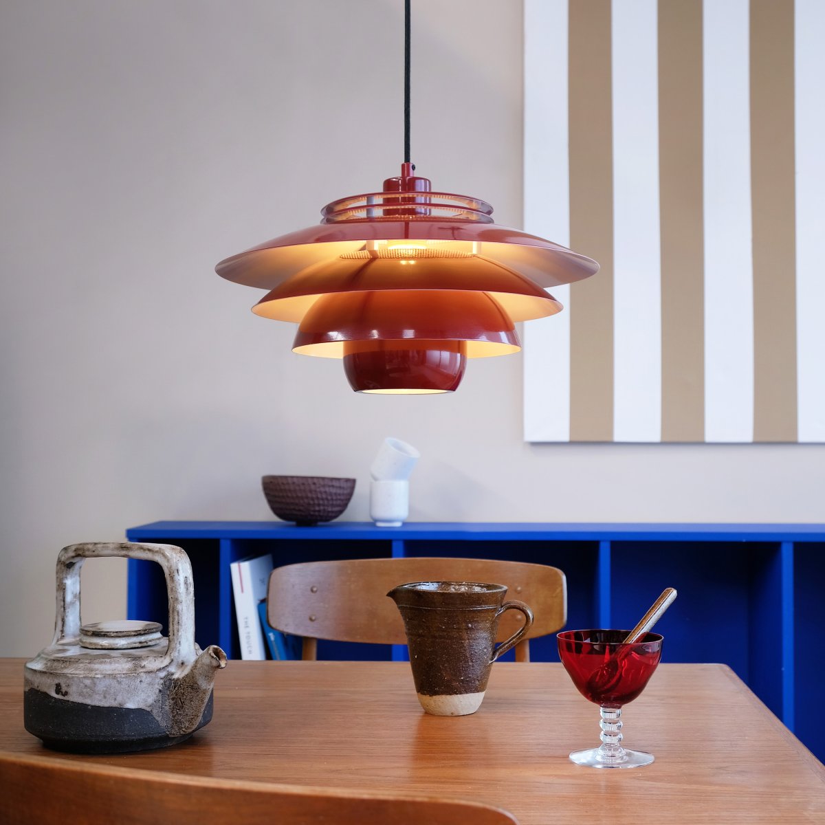 Ejka Ø38 Rouge foncé suspension De Dyberg Larsen - Avec ses quatre nuances et sa couleur rouge profond, il souligne un int&eacute;rieur moderne tout en cr&eacute;ant un contraste subtil avec les couleurs de la maison.