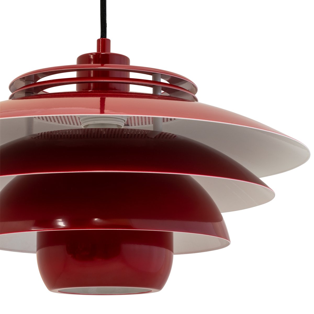 Ejka Ø38 Rouge foncé suspension De Dyberg Larsen - Avec ses quatre nuances et sa couleur rouge profond, il souligne un int&eacute;rieur moderne tout en cr&eacute;ant un contraste subtil avec les couleurs de la maison.