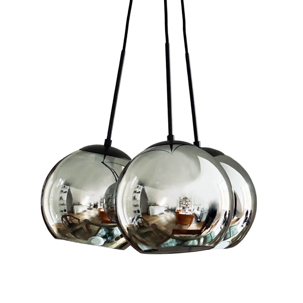 Harry Ø54 Couleur fumée suspension De Dyberg Larsen - Il est parfait pour le salon ou la salle à manger et diffuse une lumière douce et invitante pour une atmosphère chaleureuse et élégante.