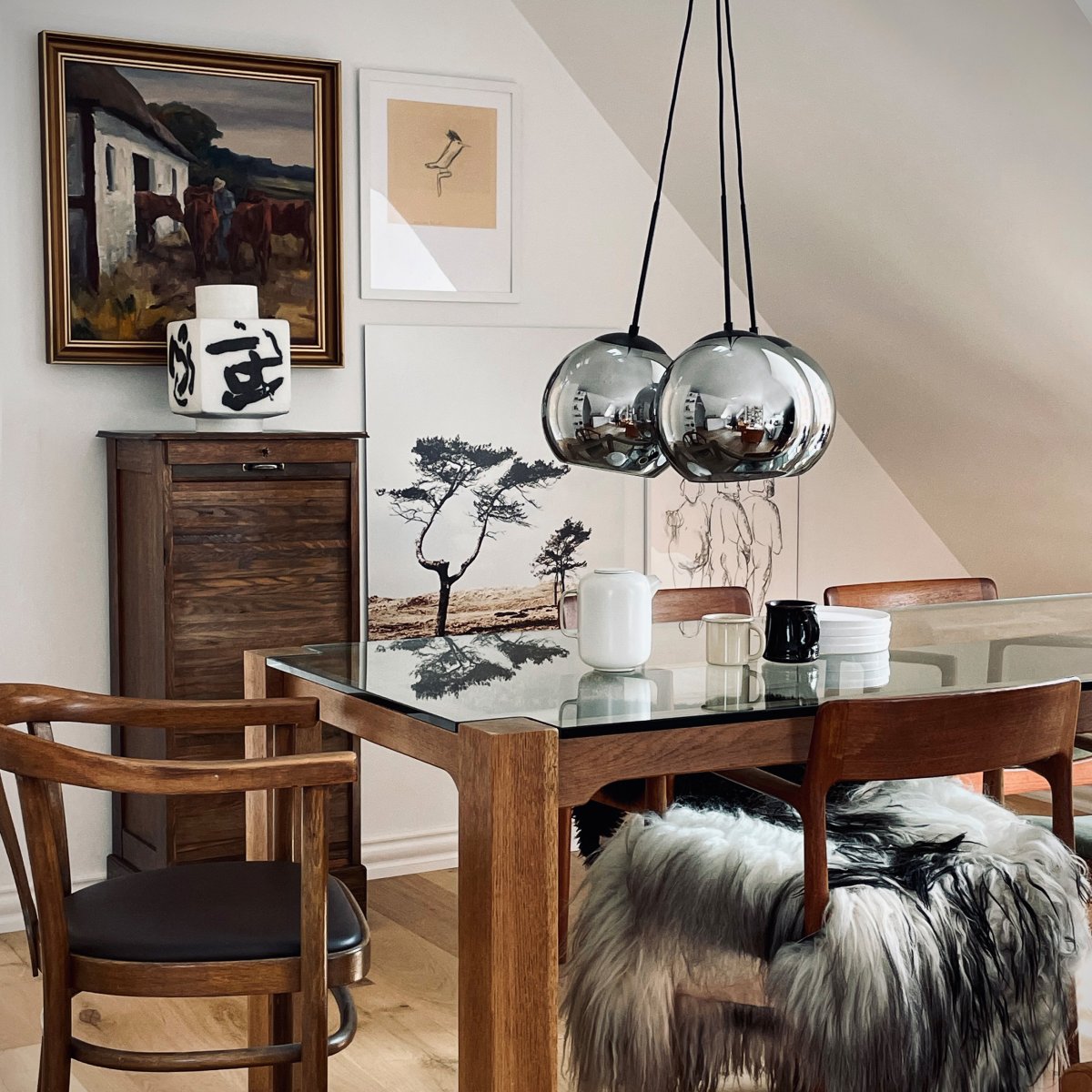 Harry Ø54 Couleur fumée suspension De Dyberg Larsen - Il est parfait pour le salon ou la salle à manger et diffuse une lumière douce et invitante pour une atmosphère chaleureuse et élégante.