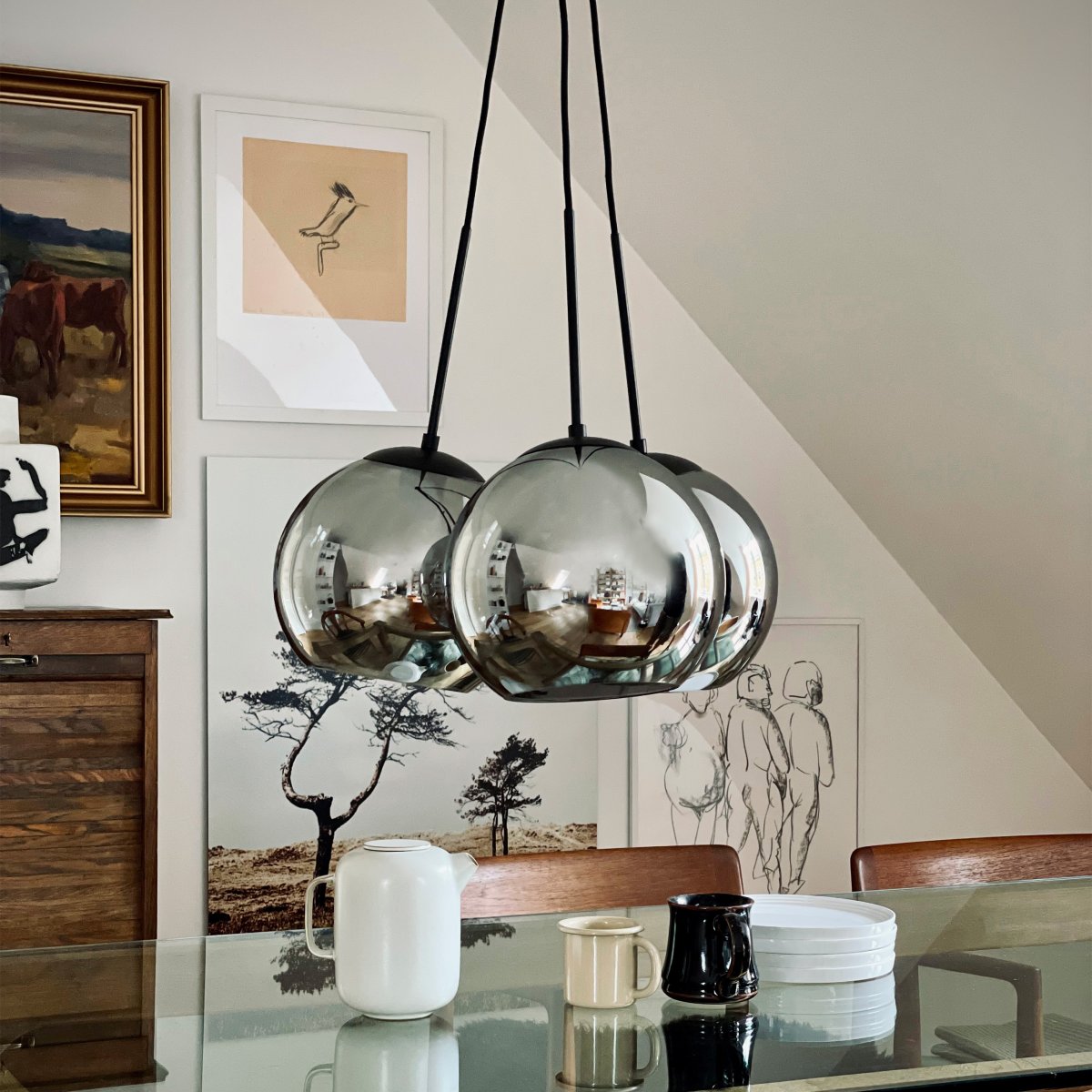Harry Ø54 Couleur fumée suspension De Dyberg Larsen - Il est parfait pour le salon ou la salle à manger et diffuse une lumière douce et invitante pour une atmosphère chaleureuse et élégante.