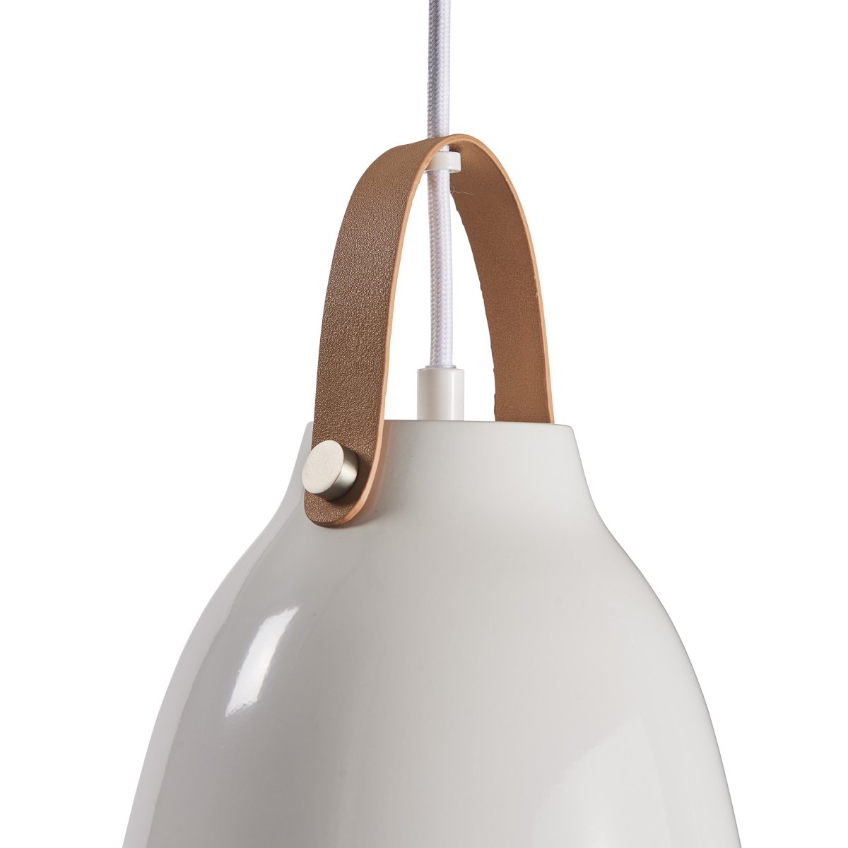 Copenhagen Ø19 Blanc brillant suspension De Dyberg Larsen - Fabriquée en métal et dotée d'une sangle en cuir droite sur l'abat-jour, la lampe donne une expression unique et personnelle.