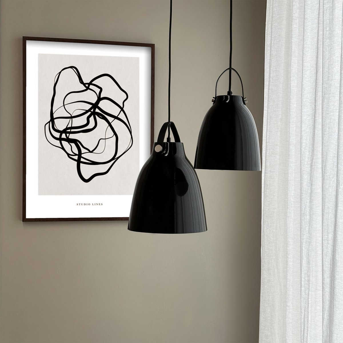 Copenhagen Ø19 Noir brillant suspension De Dyberg Larsen - Fabriquée en métal et dotée d'une sangle en cuir droite sur l'abat-jour, la lampe donne une expression unique et personnelle.