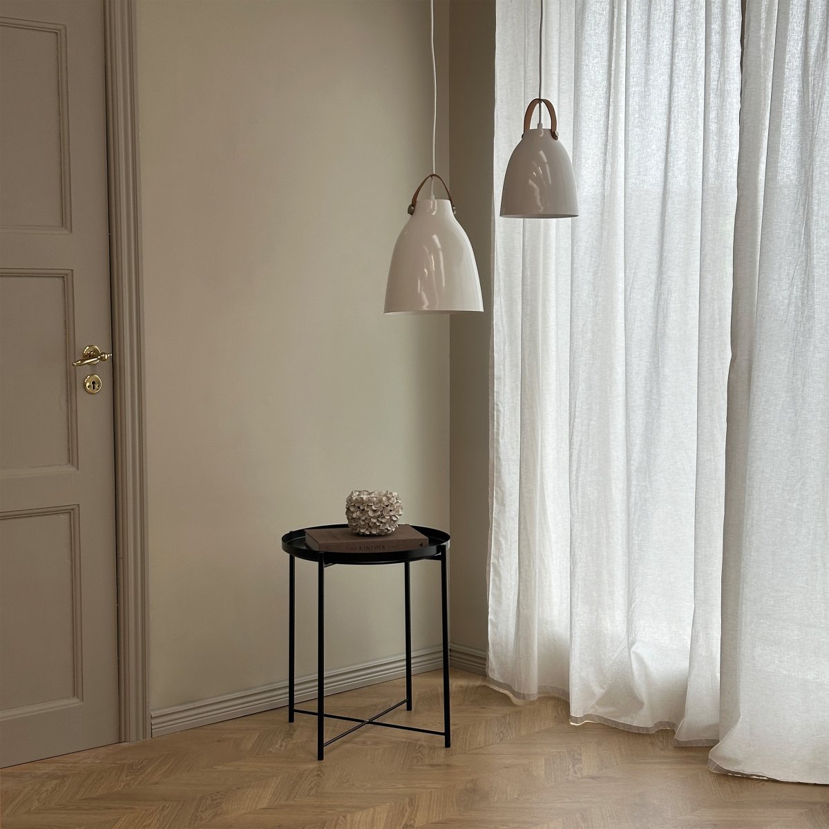 Copenhagen Ø26 Blanc brillant suspension De Dyberg Larsen - Fabriquée en métal et dotée d'une sangle en cuir droite sur l'abat-jour, la lampe donne une expression unique et personnelle.