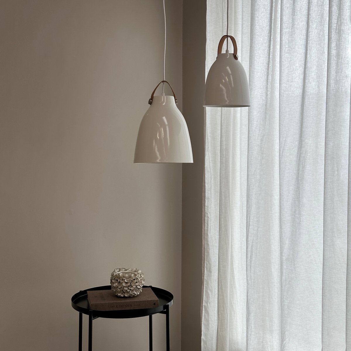 Copenhagen Ø26 Blanc brillant suspension De Dyberg Larsen - Fabriquée en métal et dotée d'une sangle en cuir droite sur l'abat-jour, la lampe donne une expression unique et personnelle.