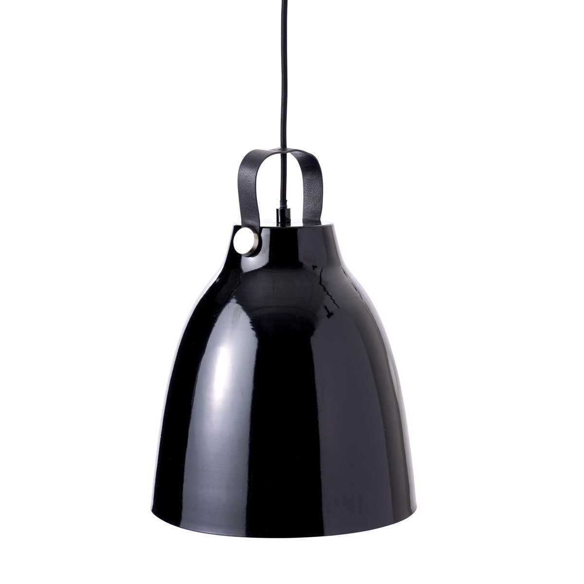 Copenhagen Ø26 Noir brillant suspension De Dyberg Larsen - Fabriquée en métal et dotée d'une sangle en cuir droite sur l'abat-jour, la lampe donne une expression unique et personnelle.