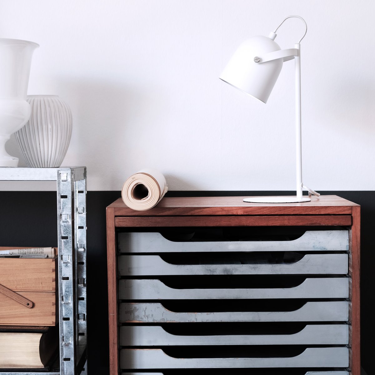 Oslo 37cm Blanc lampe de bureau De Dyberg Larsen - La lampe de table Oslo est disponible dans un blanc élégant avec des détails chromés sur la base.