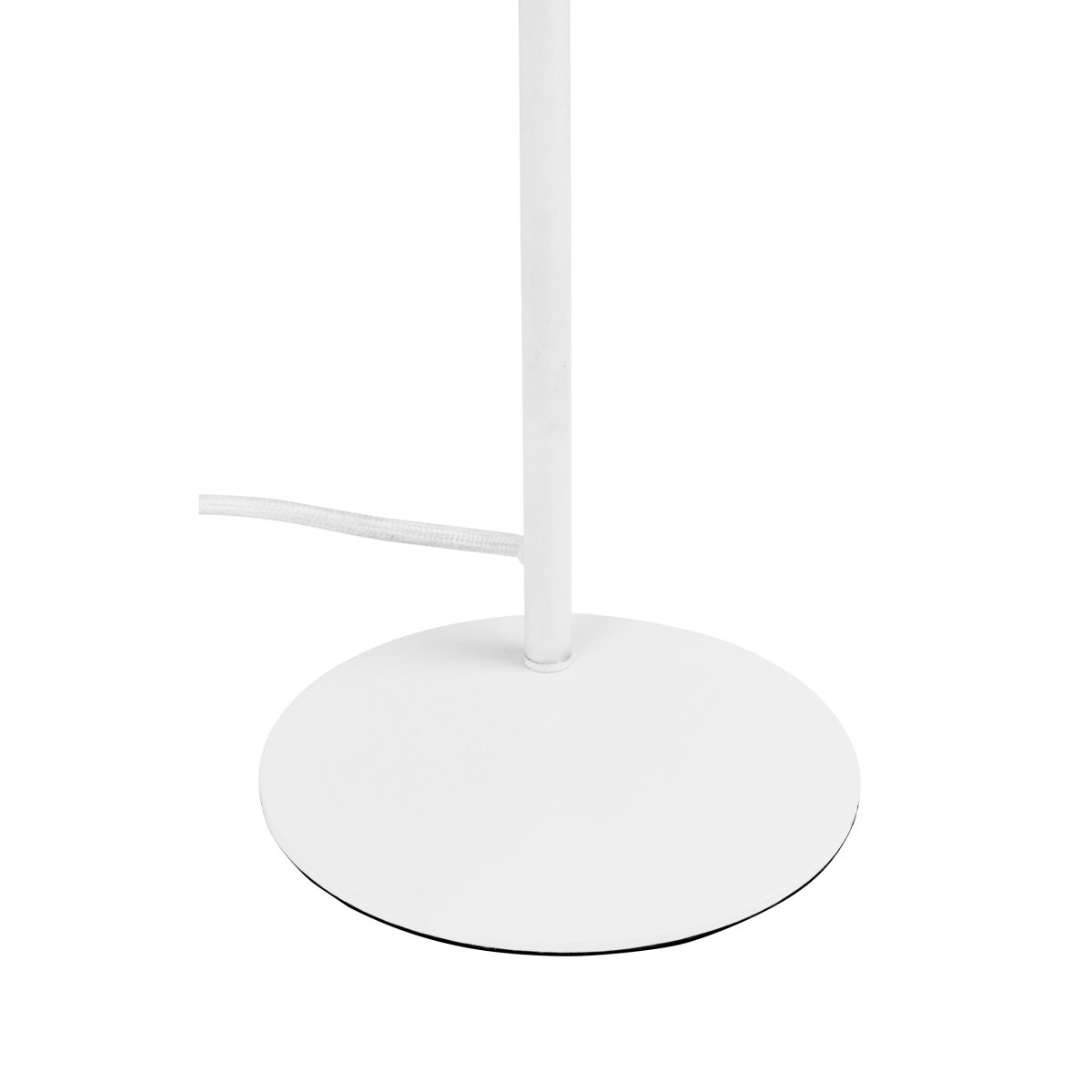 Oslo 37cm Blanc lampe de bureau De Dyberg Larsen - La lampe de table Oslo est disponible dans un blanc élégant avec des détails chromés sur la base.