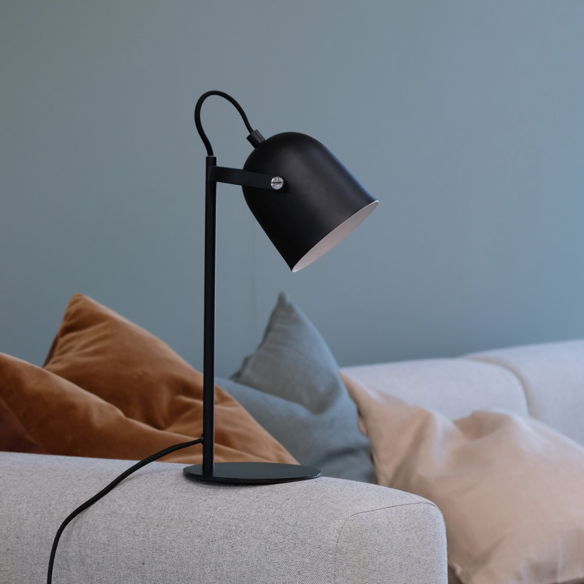 Oslo 37cm Noir lampe de bureau De Dyberg Larsen - La lampe est fabriqu&eacute;e en m&eacute;tal noir mat et dispose d'un abat-jour flexible et d'un c&acirc;ble noir de 1,6 m de long avec un interrupteur d'alimentation sur la base.