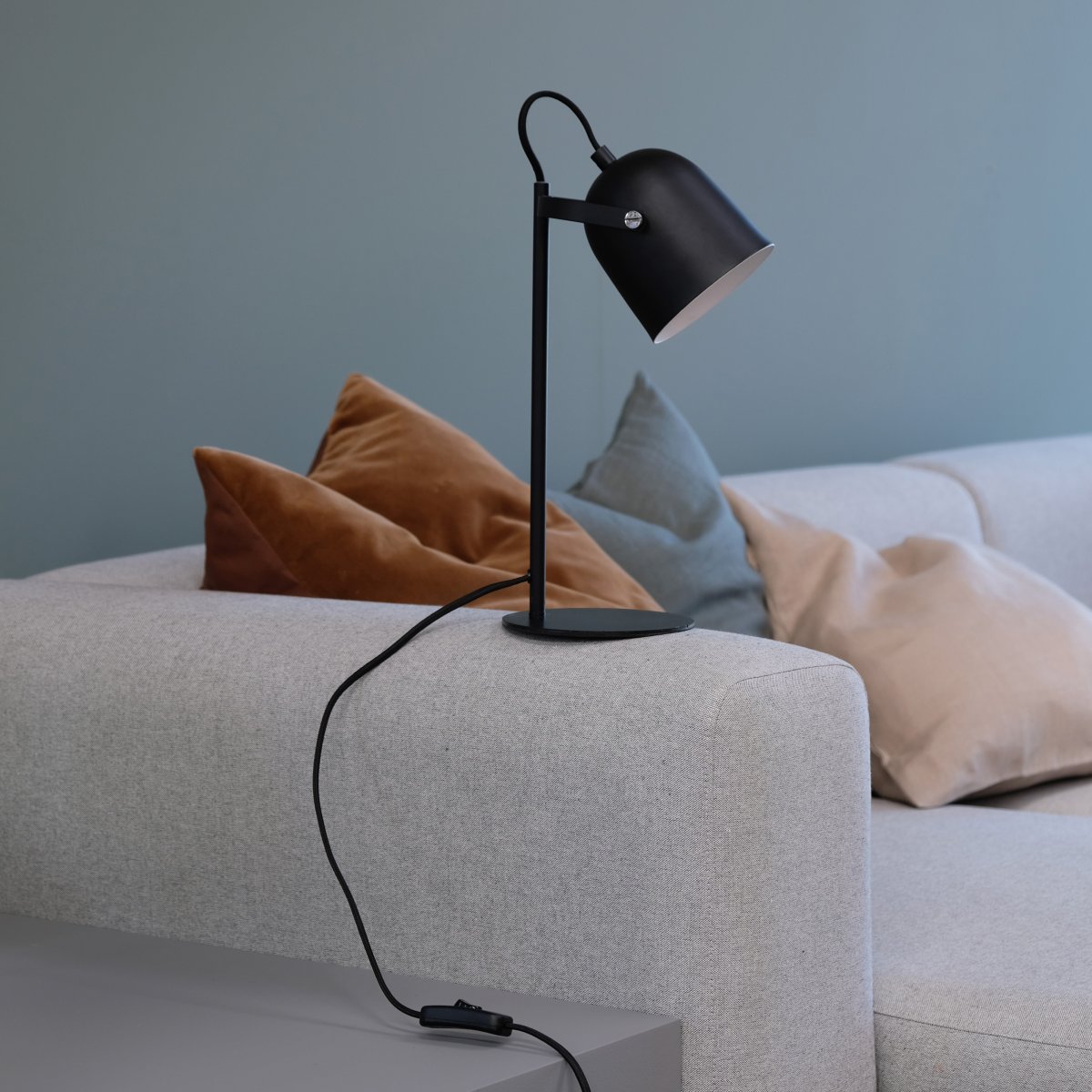 Oslo 37cm Noir lampe de bureau De Dyberg Larsen - La lampe est fabriqu&eacute;e en m&eacute;tal noir mat et dispose d'un abat-jour flexible et d'un c&acirc;ble noir de 1,6 m de long avec un interrupteur d'alimentation sur la base.