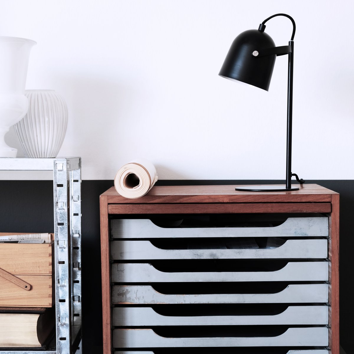 Oslo 37cm Noir lampe de bureau De Dyberg Larsen - La lampe est fabriqu&eacute;e en m&eacute;tal noir mat et dispose d'un abat-jour flexible et d'un c&acirc;ble noir de 1,6 m de long avec un interrupteur d'alimentation sur la base.