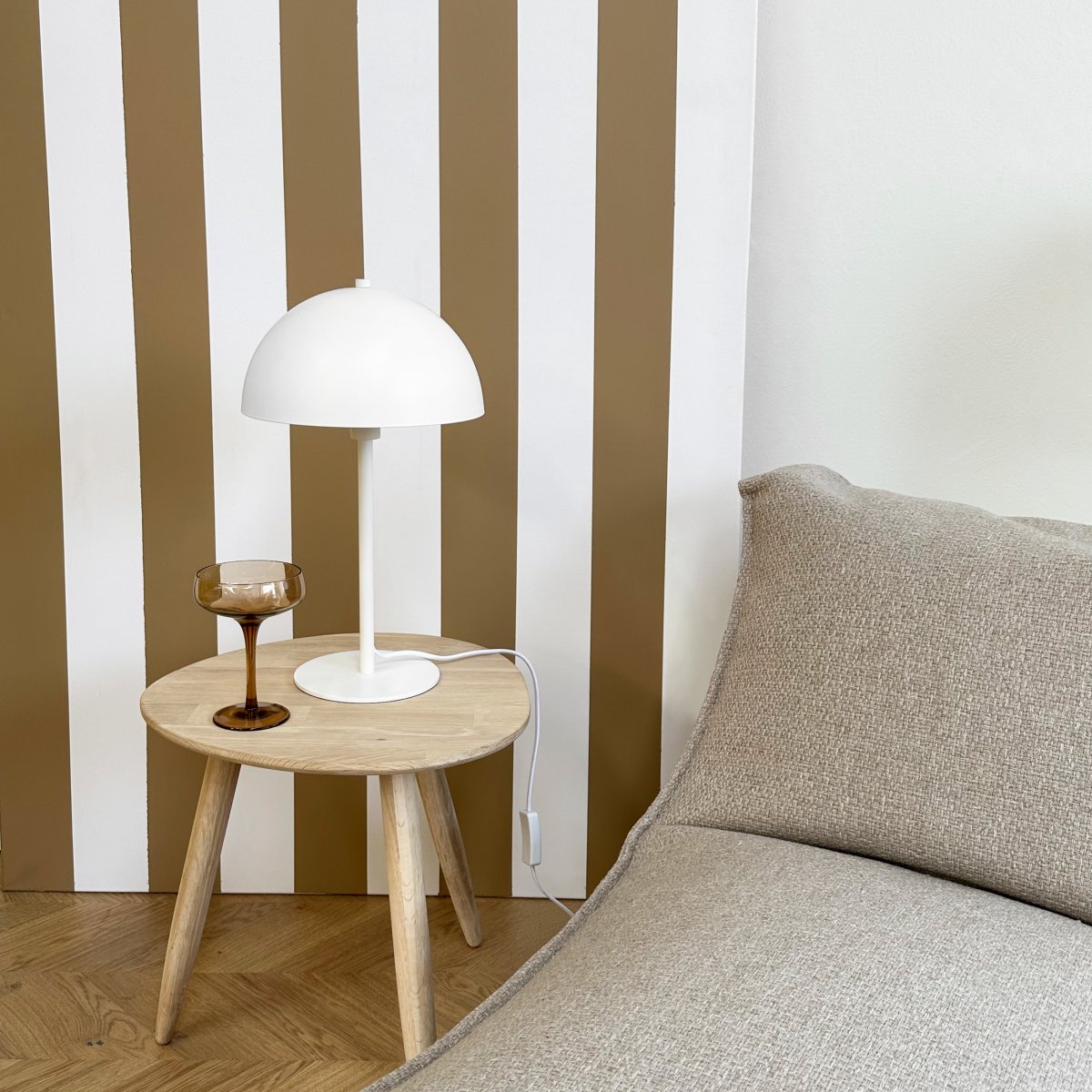 Stockholm 43cm Blanc lampe de table De Dyberg Larsen - La lampe &eacute;met une lumi&egrave;re douce et agr&eacute;able qui cr&eacute;e une atmosph&egrave;re agr&eacute;able, qu'elle soit plac&eacute;e sur le bureau, la table de chevet ou dans le salon.