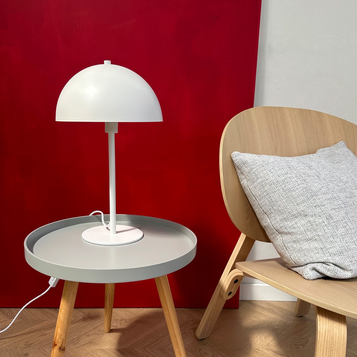 Stockholm 43cm Blanc lampe de table De Dyberg Larsen - La lampe &eacute;met une lumi&egrave;re douce et agr&eacute;able qui cr&eacute;e une atmosph&egrave;re agr&eacute;able, qu'elle soit plac&eacute;e sur le bureau, la table de chevet ou dans le salon.