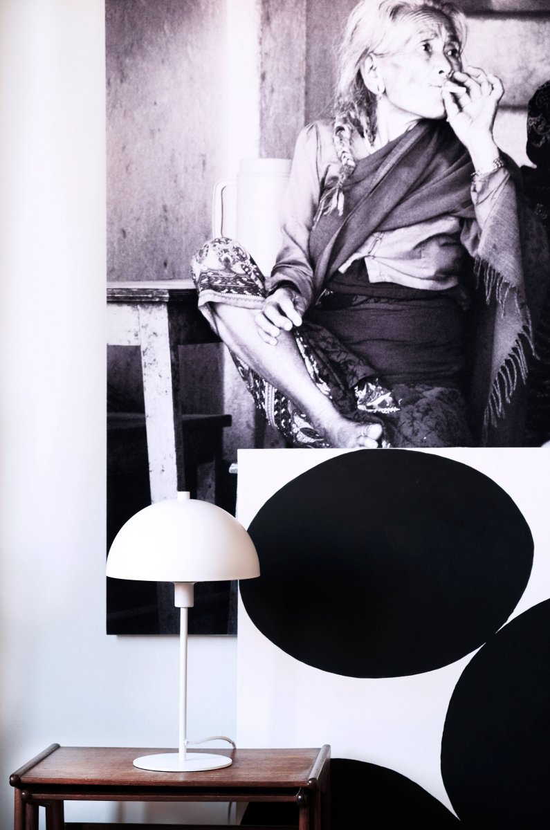 Stockholm 43cm Blanc lampe de table De Dyberg Larsen - La lampe &eacute;met une lumi&egrave;re douce et agr&eacute;able qui cr&eacute;e une atmosph&egrave;re agr&eacute;able, qu'elle soit plac&eacute;e sur le bureau, la table de chevet ou dans le salon.
