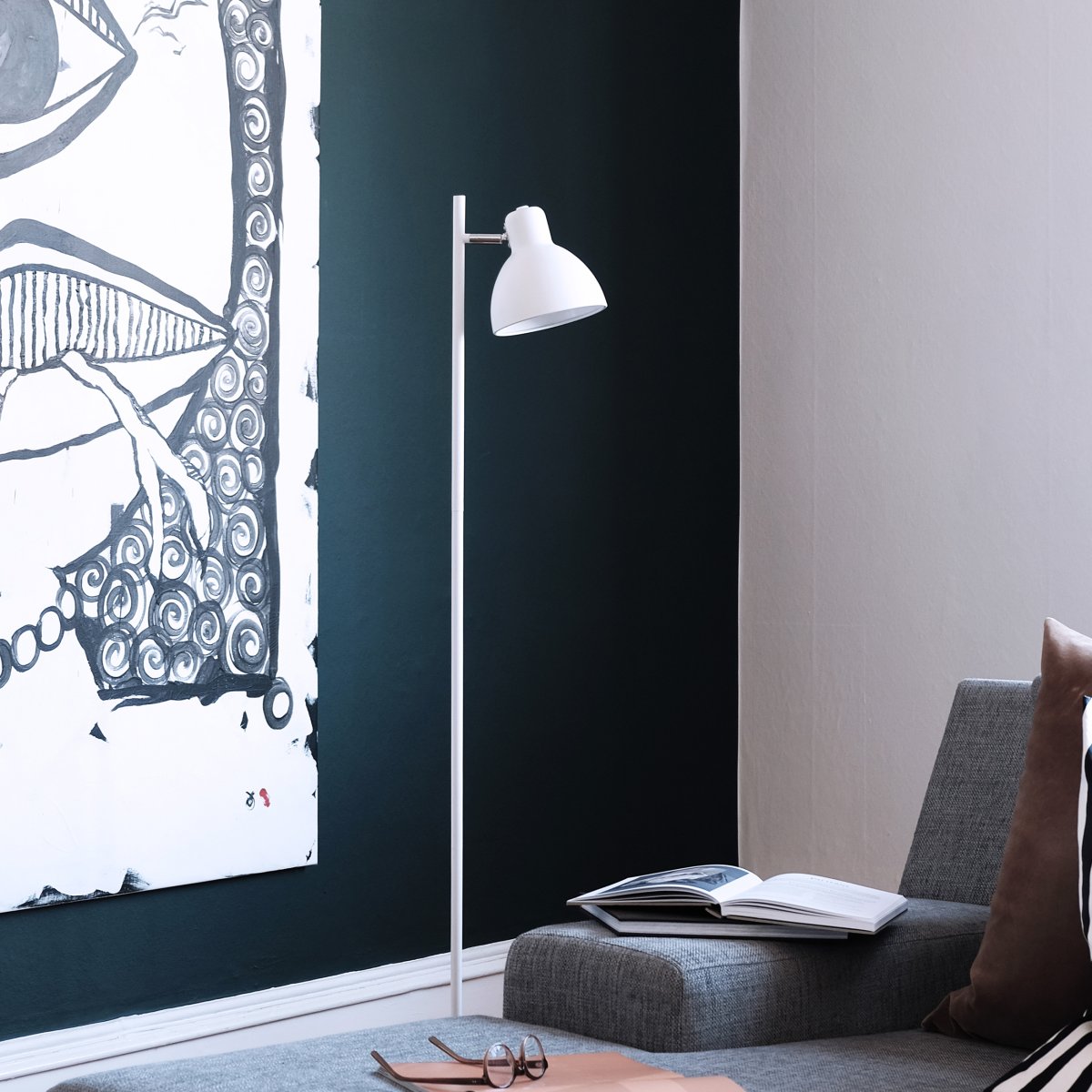 Skagen 1 Blanc lampadaire De Dyberg Larsen - Le lampadaire Skagen est disponible en une ou deux pièces ; Abat-jour, et cette version a un abat-jour en métal blanc mat, qui donne une expression élégante et simple.