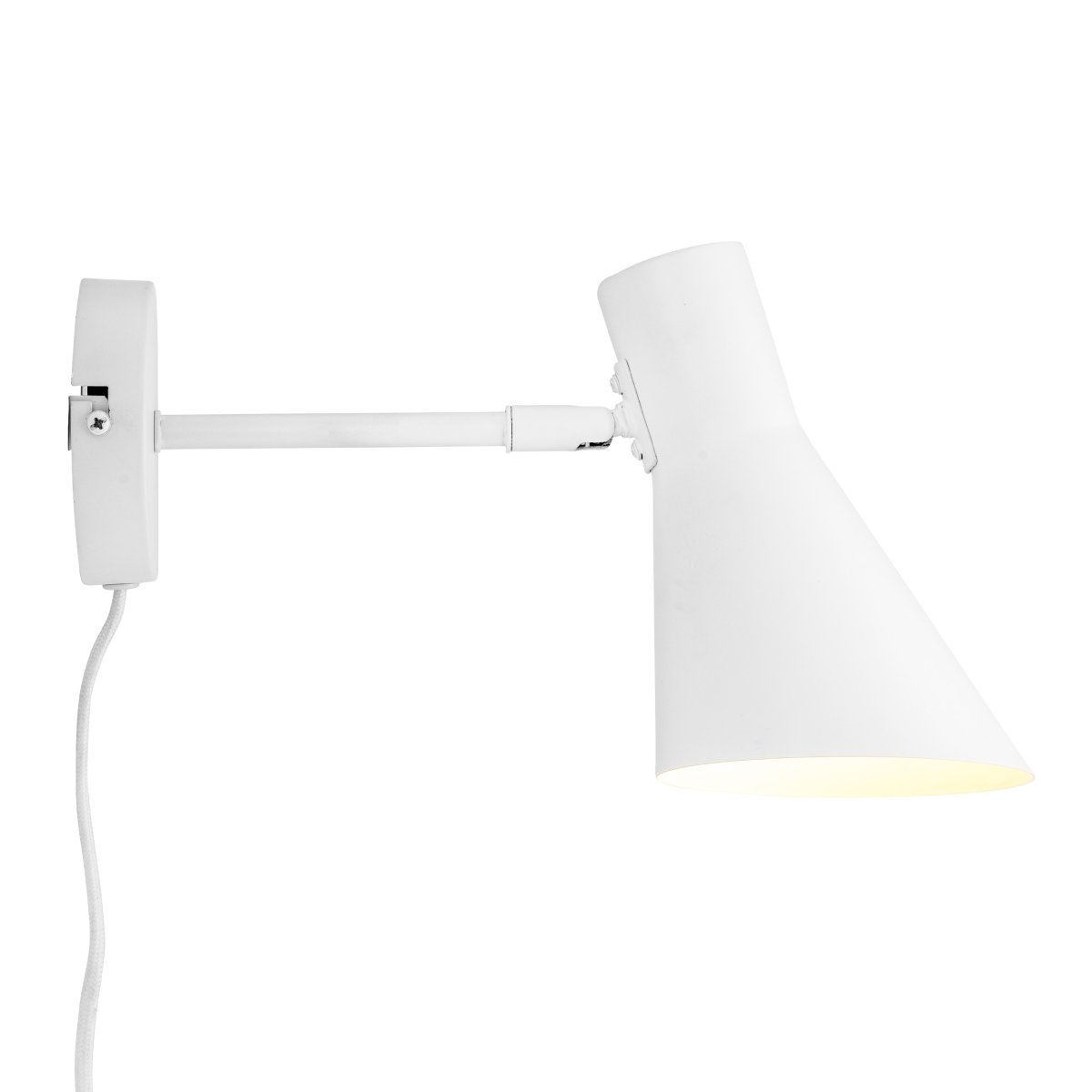 DL12 Blanc lampe de lecture De Dyberg Larsen - La s&eacute;rie DL12 comprend une lampe de table, un lampadaire et une applique murale, vous offrant la possibilit&eacute; de r&eacute;pondre &agrave; tous vos besoins d'&eacute;clairage avec le m&ecirc;me design &eacute;l&eacute;gant.