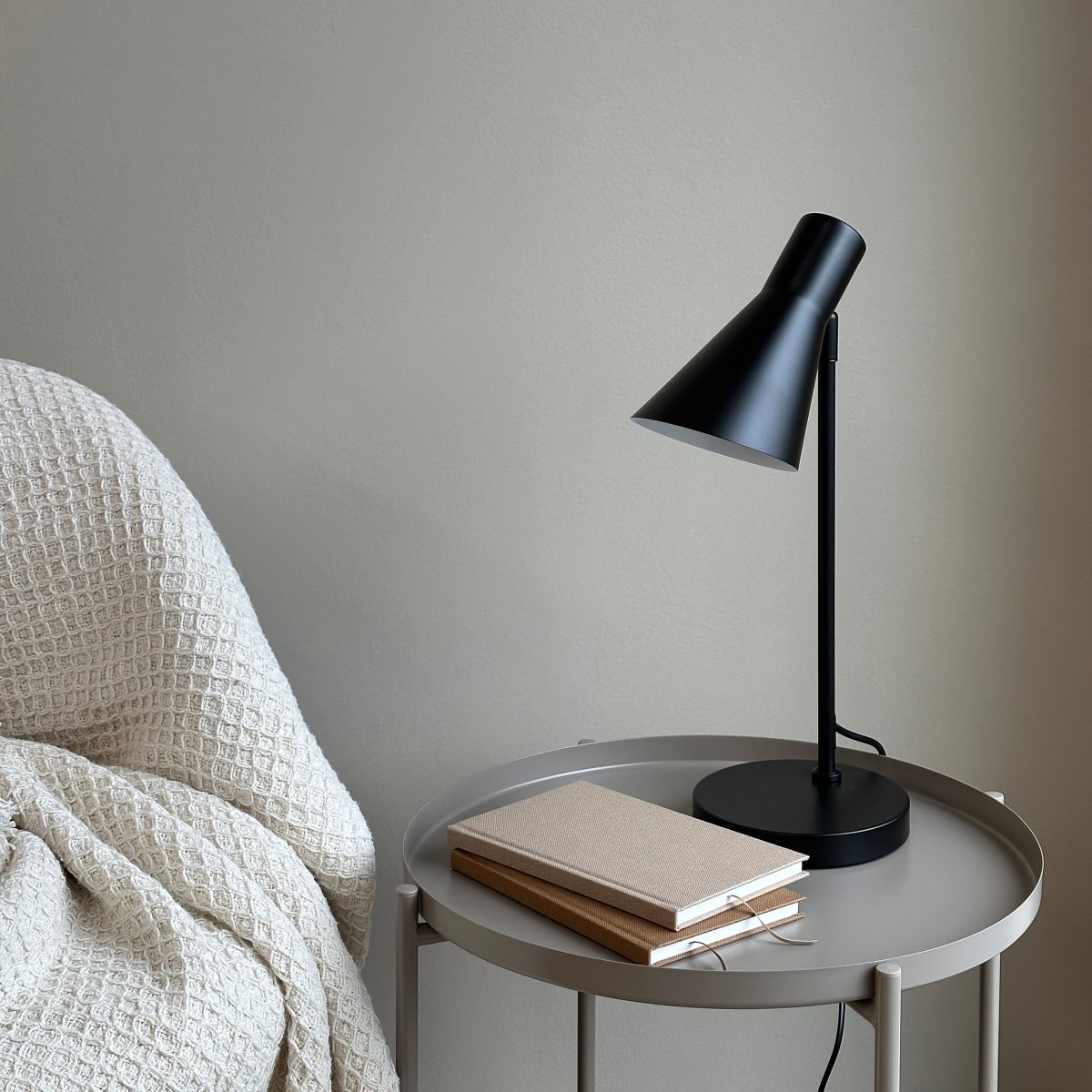 Denver 45cm Noir lampe de bureau De Dyberg Larsen - Cette nouvelle série de lampes élégantes de Dyberg Larsen est parfaite pour ceux qui recherchent une lampe simple avec une expression classique.