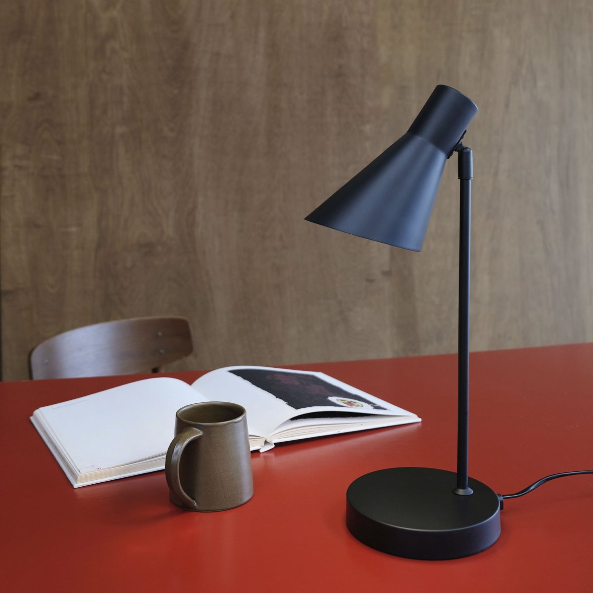 Denver 45cm Noir lampe de bureau De Dyberg Larsen - Cette nouvelle série de lampes élégantes de Dyberg Larsen est parfaite pour ceux qui recherchent une lampe simple avec une expression classique.