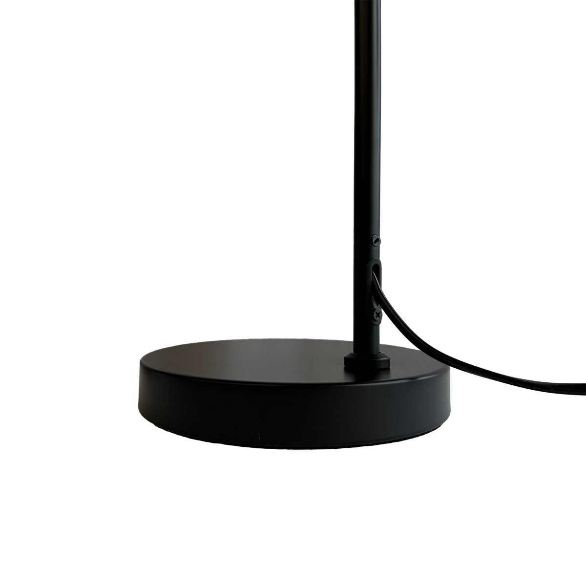 Denver 45cm Noir lampe de bureau De Dyberg Larsen - Cette nouvelle série de lampes élégantes de Dyberg Larsen est parfaite pour ceux qui recherchent une lampe simple avec une expression classique.