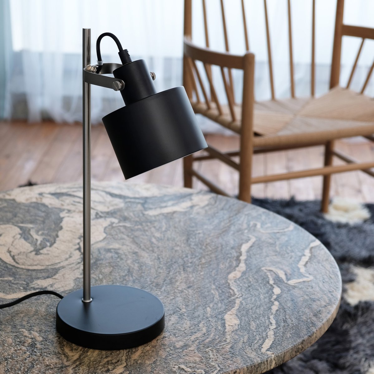 Ocean 43cm Noir lampe de bureau De Dyberg Larsen - Ocean enchante par son design r&eacute;tro avec une touche de style moderne et convient donc aussi bien &agrave; la chambre qu'&agrave; la source de lumi&egrave;re indirecte dans le salon.