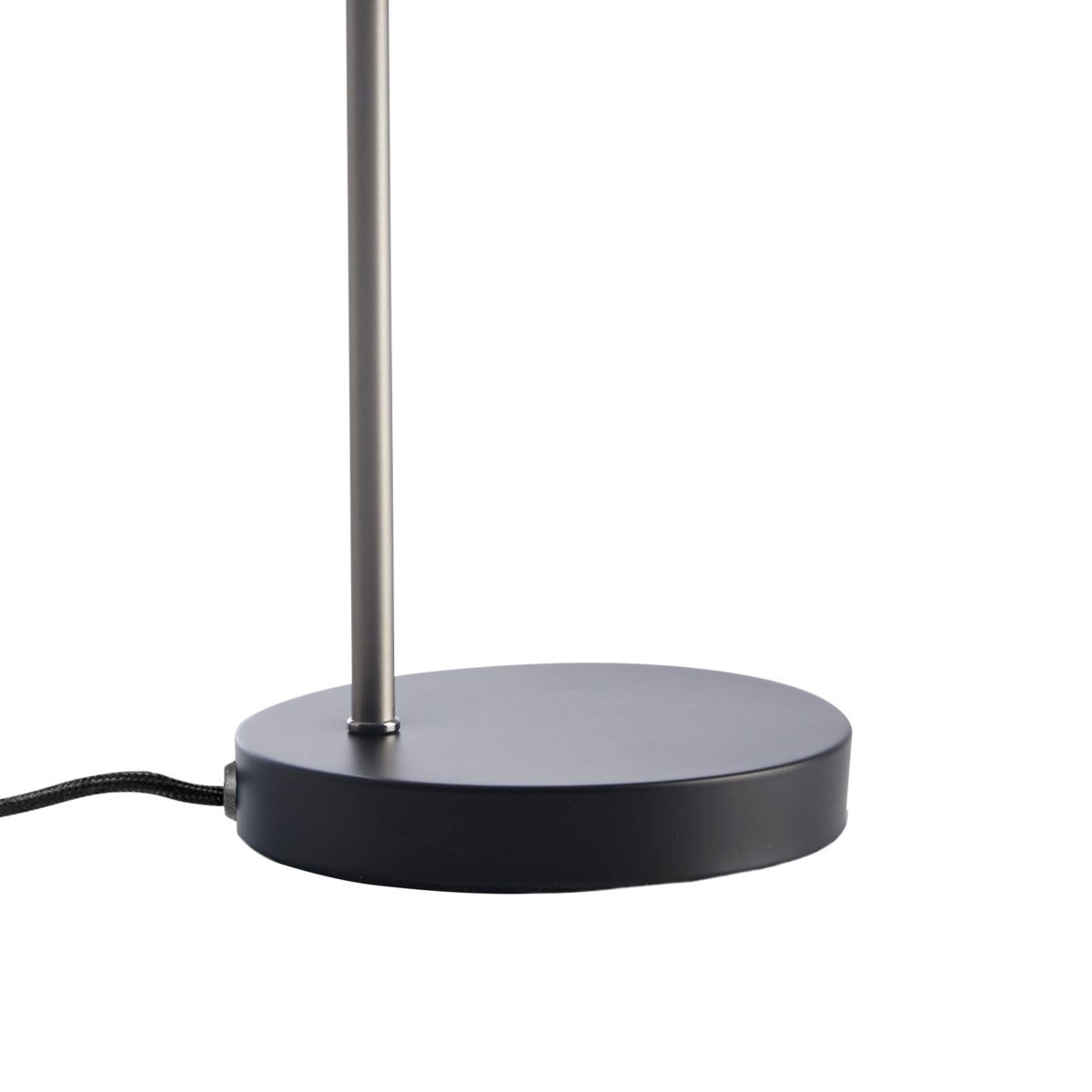 Ocean 43cm Noir lampe de bureau De Dyberg Larsen - Ocean enchante par son design r&eacute;tro avec une touche de style moderne et convient donc aussi bien &agrave; la chambre qu'&agrave; la source de lumi&egrave;re indirecte dans le salon.