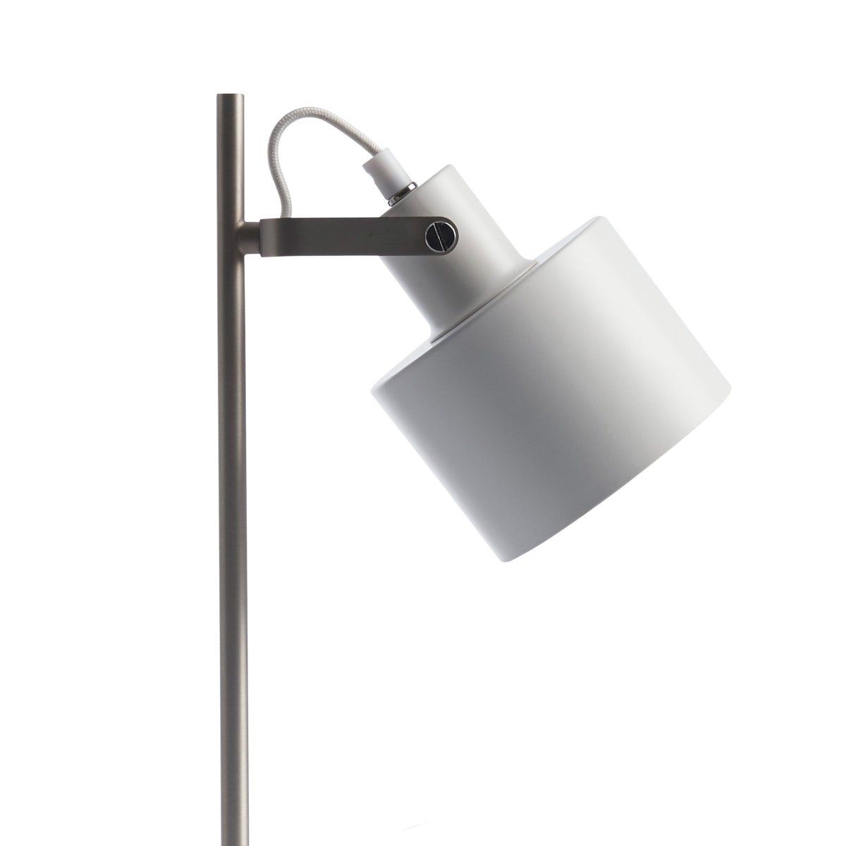 Ocean 43cm Chrome lampe de bureau De Dyberg Larsen - Ocean enchante par son design rétro avec une touche de style moderne et convient donc aussi bien à la chambre qu'à la source de lumière indirecte dans le salon.