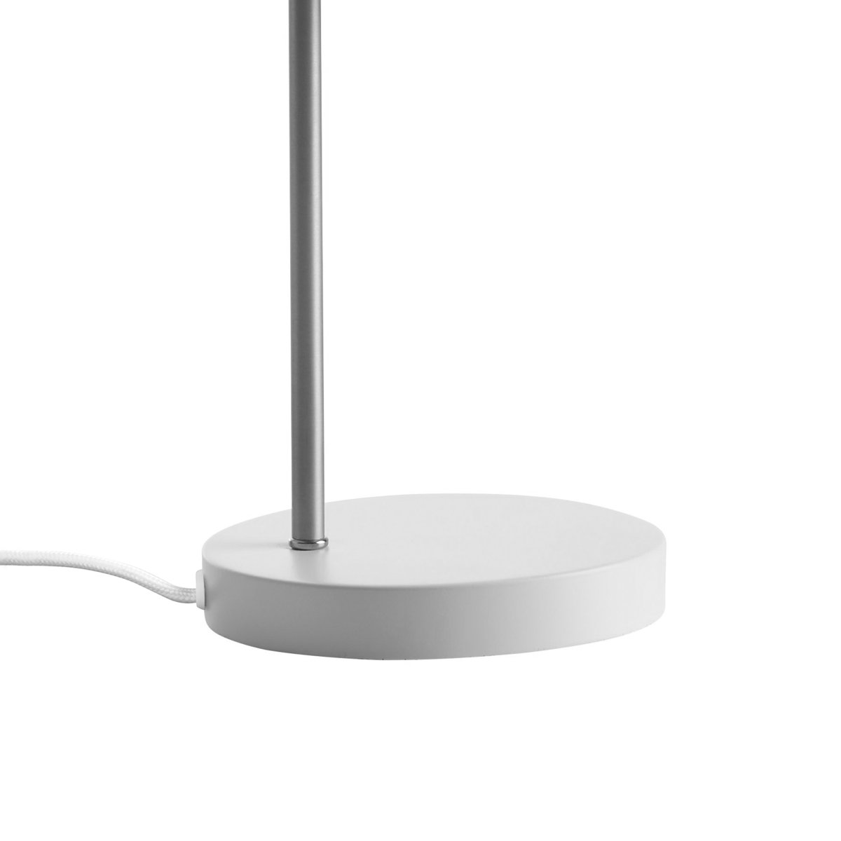 Ocean 43cm Chrome lampe de bureau De Dyberg Larsen - Ocean enchante par son design rétro avec une touche de style moderne et convient donc aussi bien à la chambre qu'à la source de lumière indirecte dans le salon.