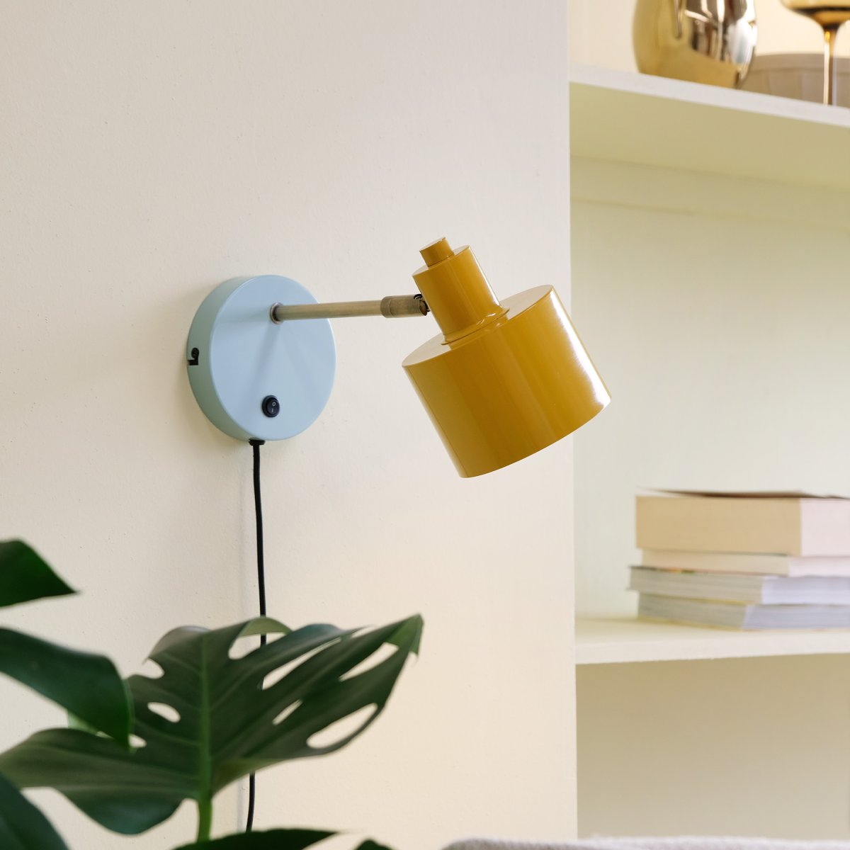 Ocean Multicolore lampe de lecture De Dyberg Larsen - Le corps de la lampe est en laiton poli à la main, ce qui peut entraîner des variations de couleur uniques entre les lampes de cette belle série.