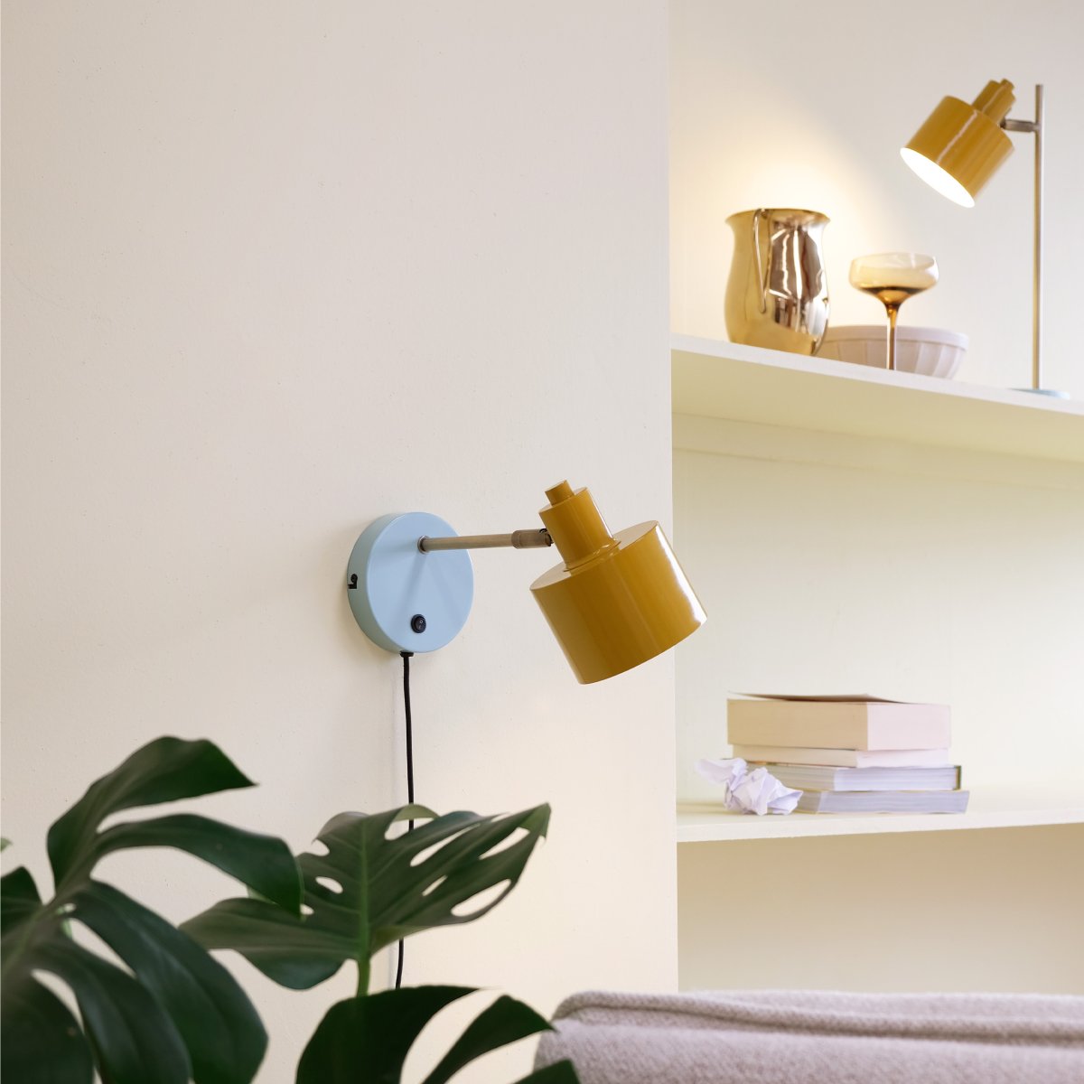 Ocean Multicolore lampe de lecture De Dyberg Larsen - Le corps de la lampe est en laiton poli à la main, ce qui peut entraîner des variations de couleur uniques entre les lampes de cette belle série.
