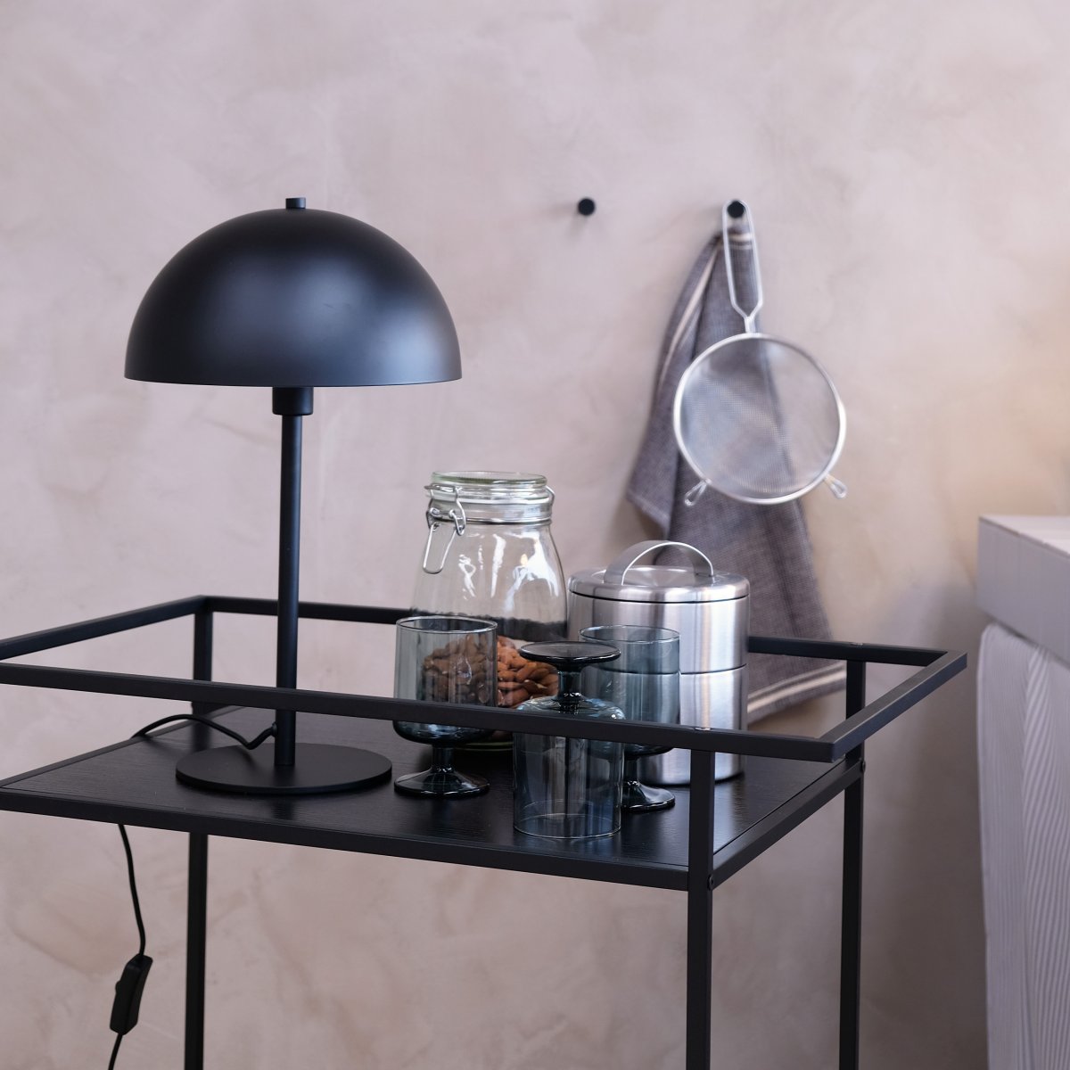Stockholm 43cm Noir lampe de table De Dyberg Larsen - La lampe &eacute;met une lumi&egrave;re douce et agr&eacute;able qui cr&eacute;e une atmosph&egrave;re agr&eacute;able, qu'elle soit plac&eacute;e sur le bureau, la table de chevet ou dans le salon.