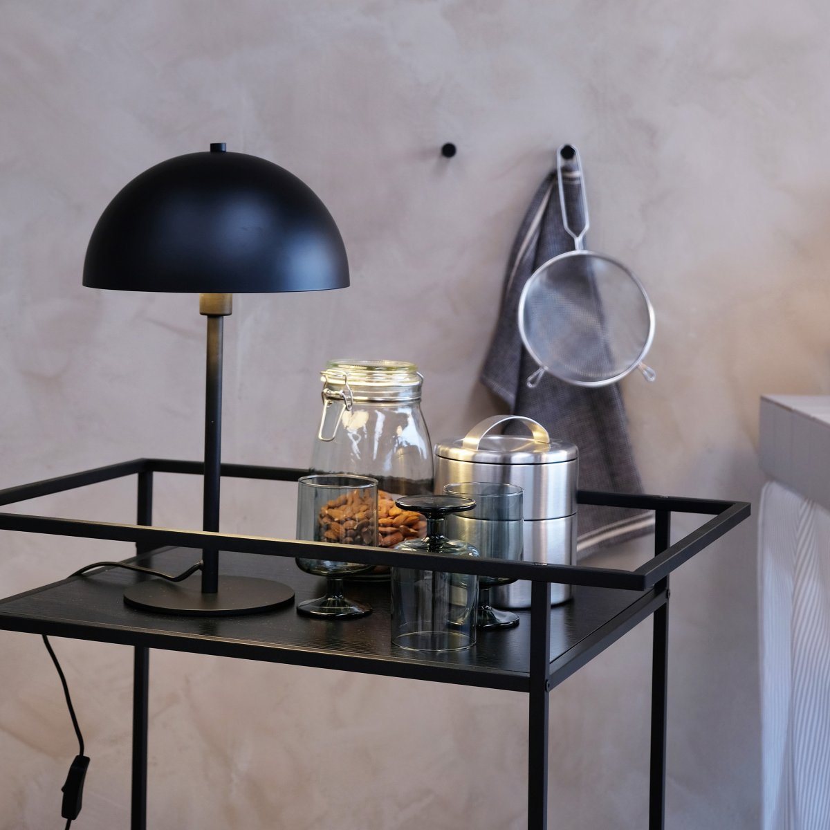 Stockholm 43cm Noir lampe de table De Dyberg Larsen - La lampe &eacute;met une lumi&egrave;re douce et agr&eacute;able qui cr&eacute;e une atmosph&egrave;re agr&eacute;able, qu'elle soit plac&eacute;e sur le bureau, la table de chevet ou dans le salon.