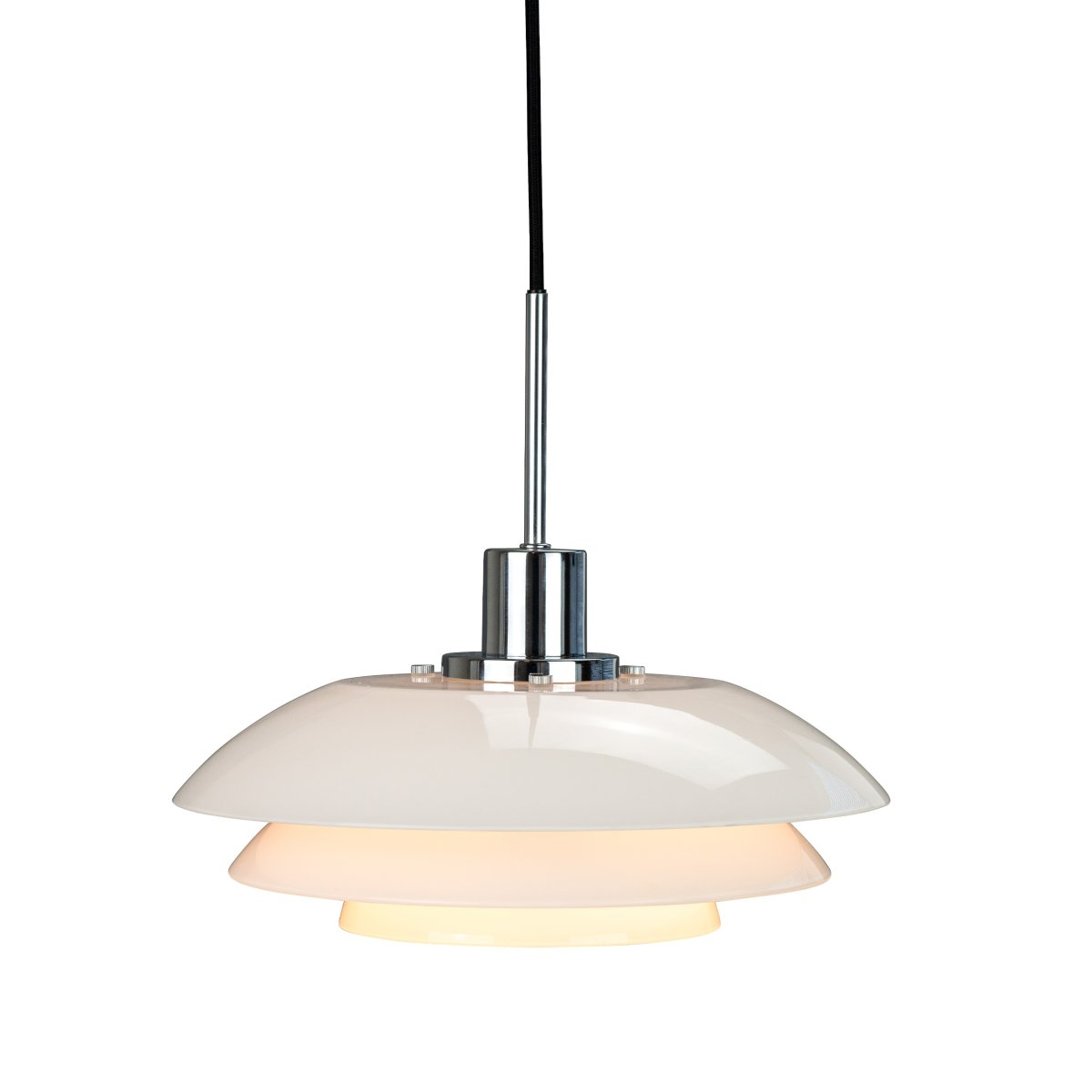 DL31 Ø31 Chrome suspension De Dyberg Larsen - Les caractéristiques de la série sont les trois abat-jour ronds en forme de plaque, qui donnent aux lampes un aspect classique et simple, parfait pour un style de vie minimaliste.