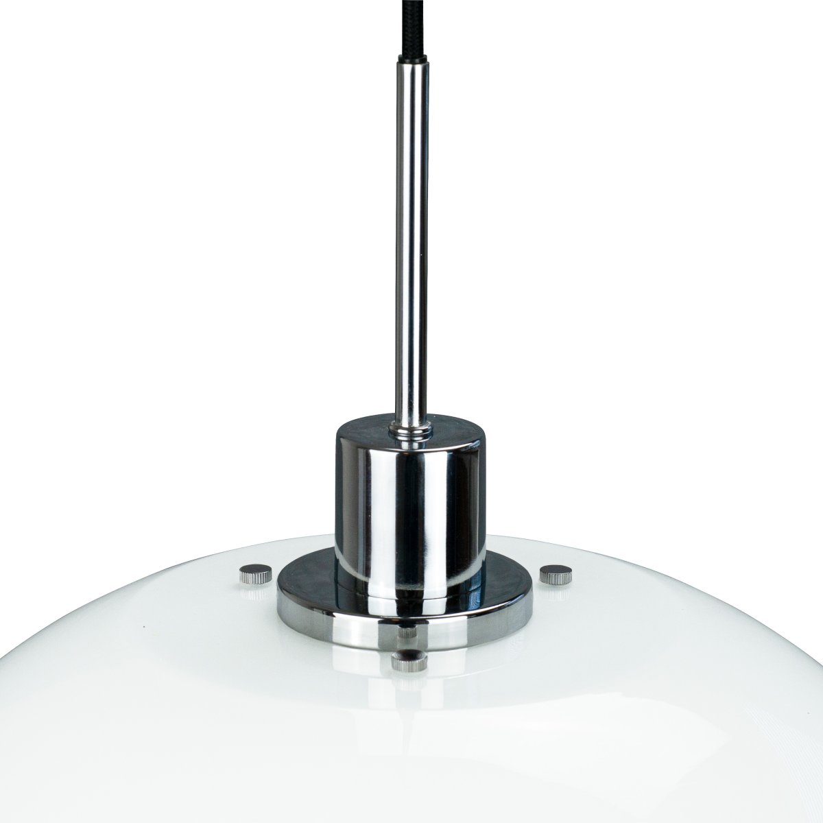 DL31 Ø31 Chrome suspension De Dyberg Larsen - Les caractéristiques de la série sont les trois abat-jour ronds en forme de plaque, qui donnent aux lampes un aspect classique et simple, parfait pour un style de vie minimaliste.