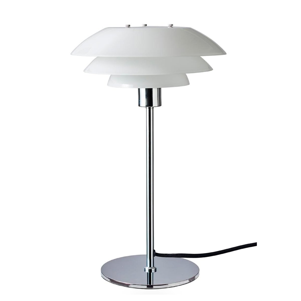 DL31 50cm Chrome lampe de table De Dyberg Larsen - Cette nouvelle collection comprend un lampadaire, une lampe de table et une suspension, vous permettant de renouveler toute votre maison dans un style unifi&eacute;.