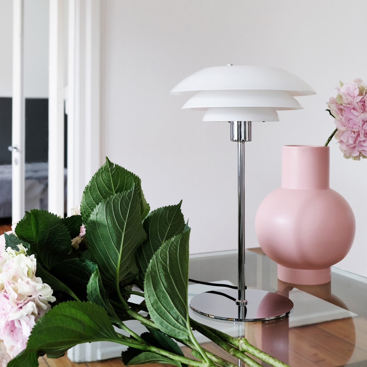 DL31 50cm Chrome lampe de table De Dyberg Larsen - Cette nouvelle collection comprend un lampadaire, une lampe de table et une suspension, vous permettant de renouveler toute votre maison dans un style unifi&eacute;.