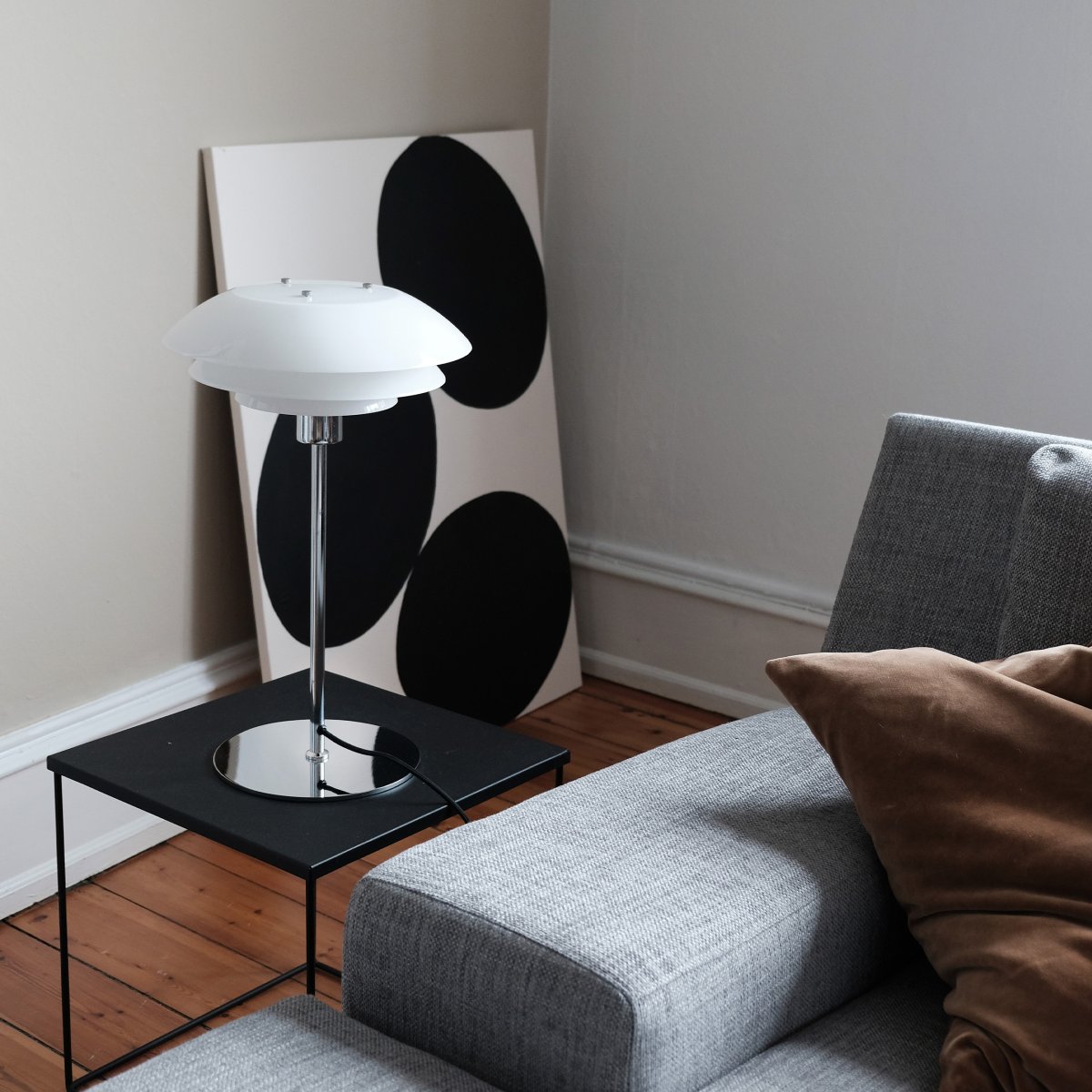 DL31 50cm Chrome lampe de table De Dyberg Larsen - Cette nouvelle collection comprend un lampadaire, une lampe de table et une suspension, vous permettant de renouveler toute votre maison dans un style unifi&eacute;.