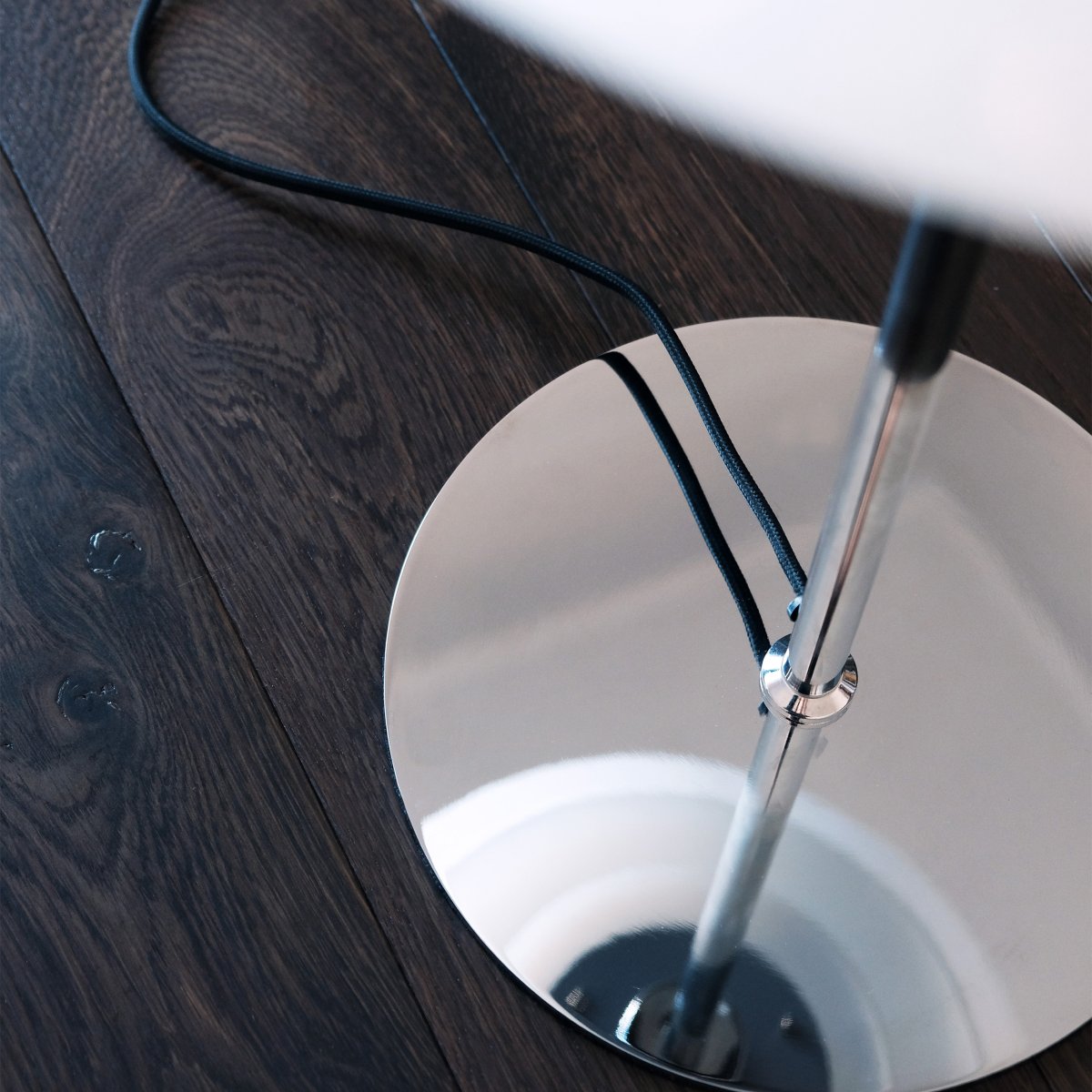 DL31 50cm Chrome lampe de table De Dyberg Larsen - Cette nouvelle collection comprend un lampadaire, une lampe de table et une suspension, vous permettant de renouveler toute votre maison dans un style unifi&eacute;.