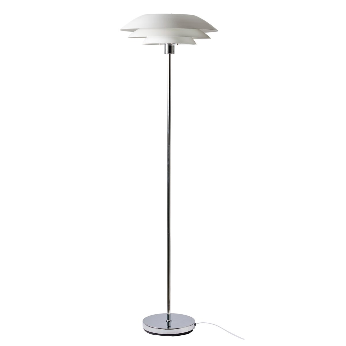 DL45 Blanc lampadaire De Dyberg Larsen - DL45 est con&ccedil;u pour &eacute;mettre une lumi&egrave;re douce et agr&eacute;able, parfaite pour cr&eacute;er une atmosph&egrave;re chaleureuse dans le salon ou l'espace de travail.