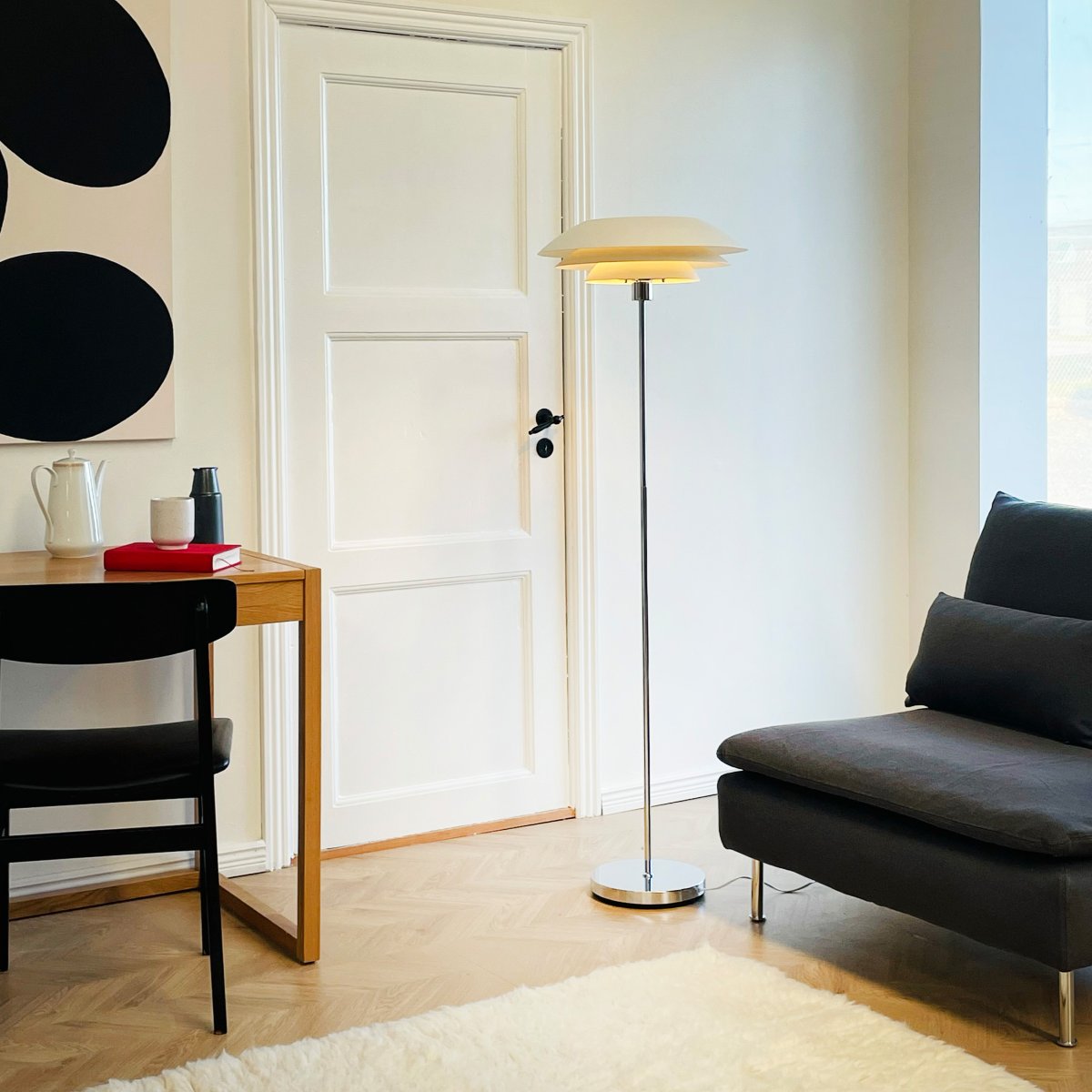 DL45 Blanc lampadaire De Dyberg Larsen - DL45 est con&ccedil;u pour &eacute;mettre une lumi&egrave;re douce et agr&eacute;able, parfaite pour cr&eacute;er une atmosph&egrave;re chaleureuse dans le salon ou l'espace de travail.